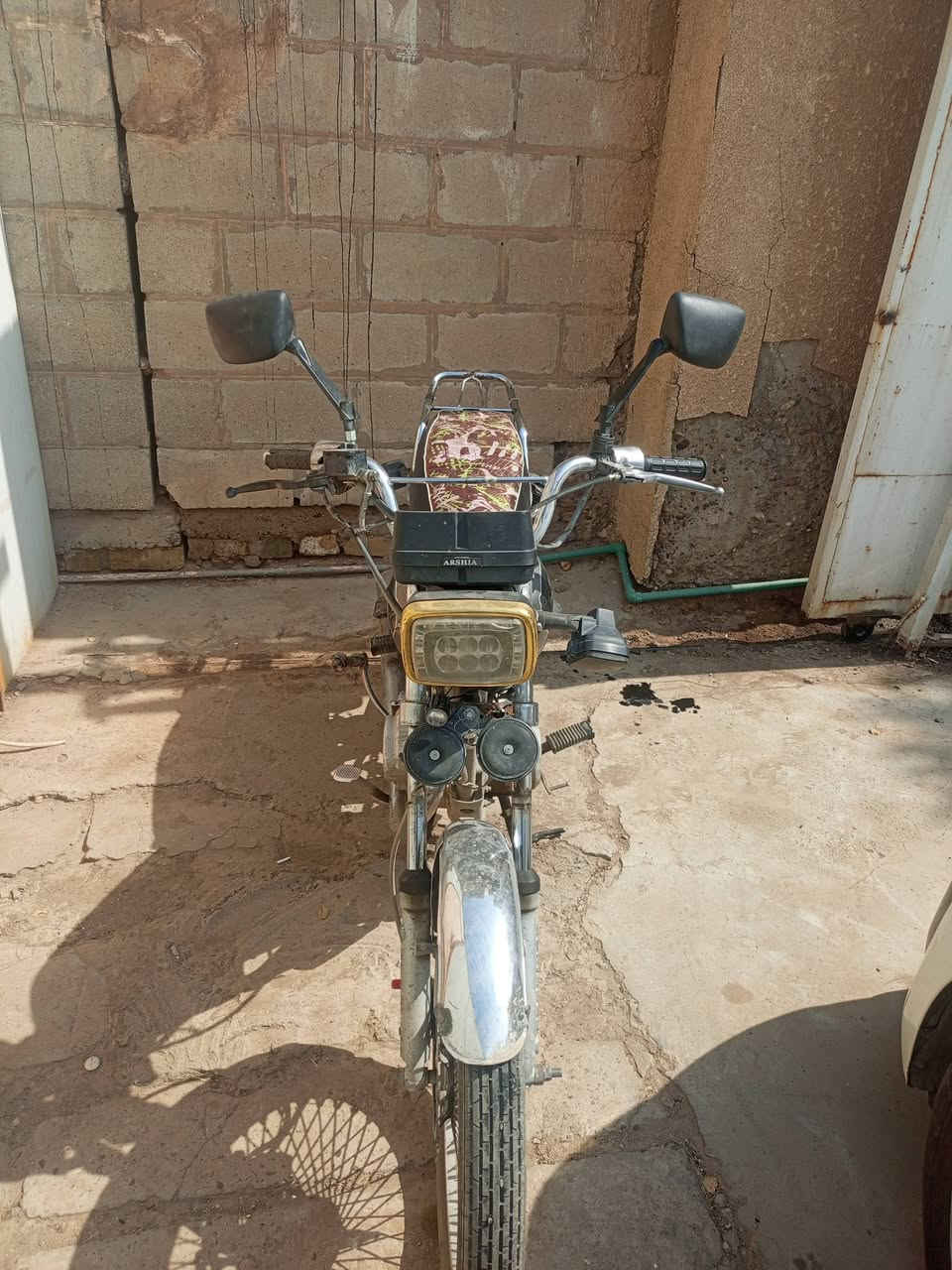 سولنك موديل 22 نضيفة شغالة كل نقص ما بيها خير من الله كابريتر رياضي و صالنصة رياضي 4 كير
زنجيل جديد 
مرايات جديد 
دهن مبدل جديد 
فلتر بانزين جديد 
سويجين 
دسك امامي جديد 
كلتش ما خلصان بعده 
دراجه مسوي الها ادامه قبل اسبوع خير من الله تجي تشغل وتطلع 
نقص بس دشبول ما يشتغل و دواسة يمين مكسورة 
عنواني بغداد التاجي . وتساب ***********
