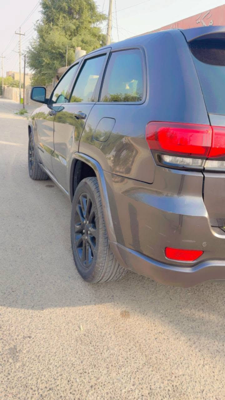 سلام عليكم ورحمه الله وبركاته 205 السعر 
جيب ٢٠١٨
رقم أربيل سنويه جديده بطاقه بانزين
فول ماعدا فتحه
بيها جامرلغ سايق تبديل بلادي بدون دواخل وبيها باب سكن خلفي تبديل بلادي بدون دواخل
كير ومحرك بالشرط مكان كركوك شراي خابر مال بيت  *********** كركوك, العراق
