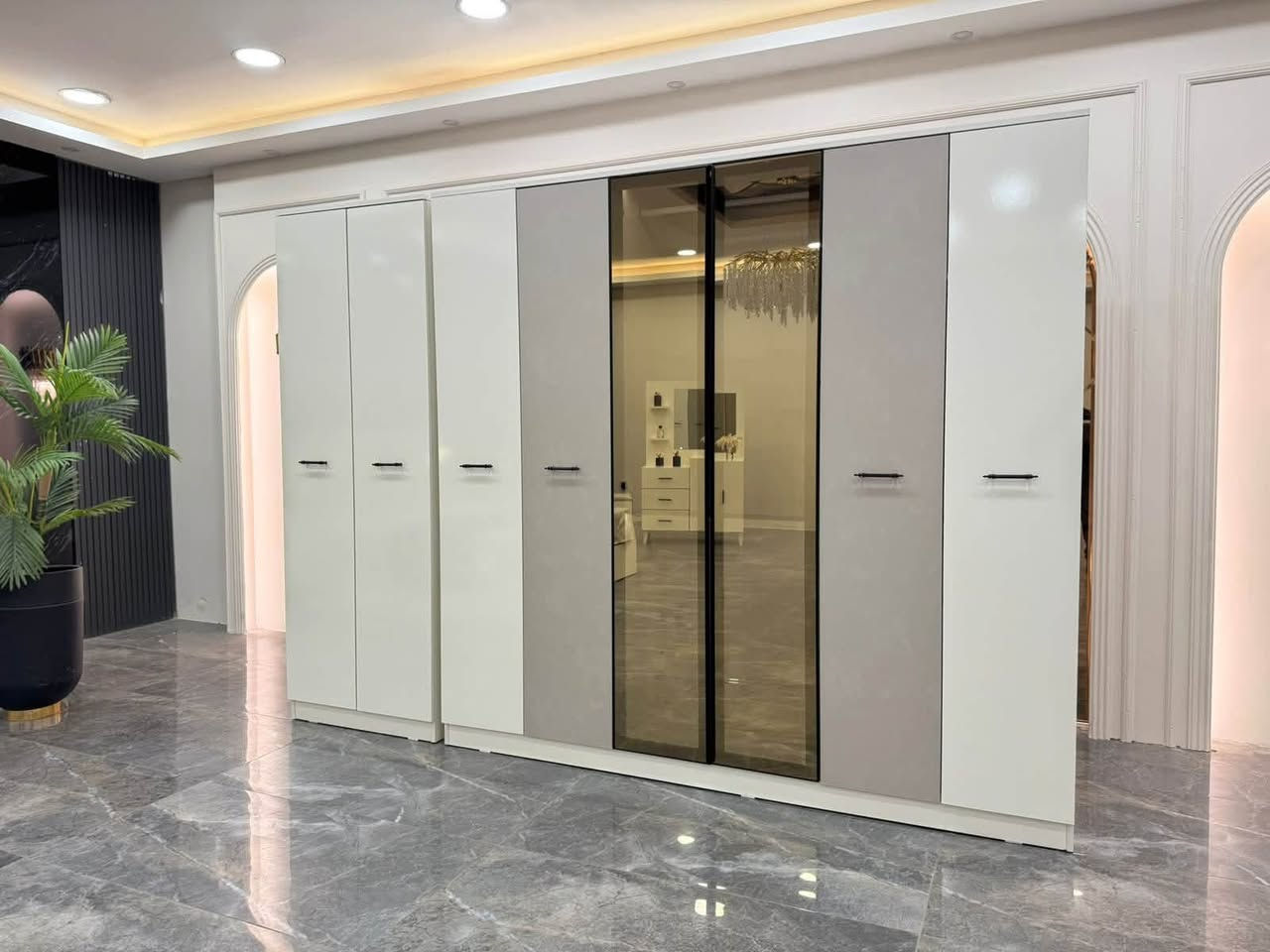 غرفه نوم تركي جديده 
ما مستعمله  بعدها بكراتينهه 
متكونه من 6 قطع جديده وتخبل
السعر 900 الف 
للأتصال:***********
