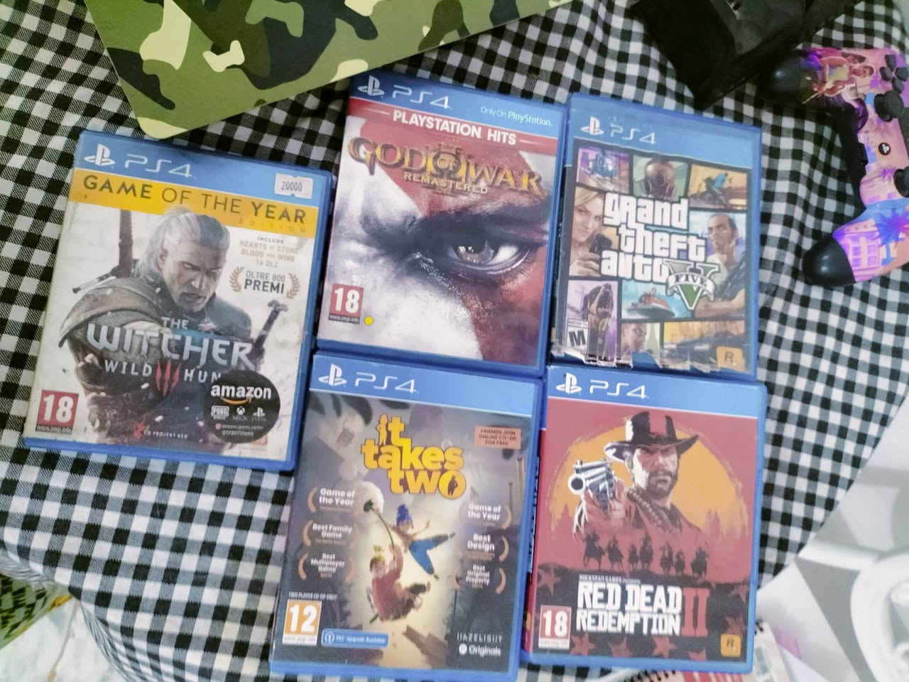 للبيع بلايستيشن 4 بحالة ممتازة ونظيف جداً ومرفق معه الأغراض والألعاب كاملة
​الجهاز: PlayStation 4 (مع تصميم غلاف عسكري مميز)، ويدعم الأداء القوي والألعاب بسلاسة.
​الملحقات الأساسية:
​يد تحكم (سبيشل إيديشن ملونة) تجارية وشغالة 100%.
​قاعدة تبريد وتثبيت ذكية لمنع ارتفاع حرارة الجهاز أثناء اللعب الطويل.
​أقراص الألعاب المتوفرة (CDs):
​Red Dead Redemption II
​The Witcher 3: Game of the Year Edition
​Grand Theft Auto V (GTA V)
​God of War (Remastered)
​قرص إضافي ضمن المجموعة.
​الحالة: نظيف وخالي من أي عيوب تقنية، شرط الفحص والتجربة.
​السعر: 350 (وقابل للتنزيل).
​المكان: بغداد - حي أور 📍
​رقم الهاتف: *********** (متوفر اتصال / واتساب)
