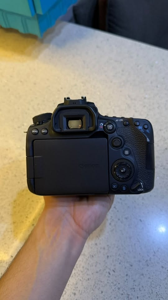 كانون EOS 90d 
عدسة الكت 18-135 
عدسة 50mm 1.8 
بطارية اضافية + باتري كرب 
حقيبة كامله 
جميع ملحقاتها موجودة من كراتين وكتلوكات كاملة 
النظافة 100‎%‎ استخدام جداً قليل 
مكاني بغداد 
السعر مليون و150 
***********
