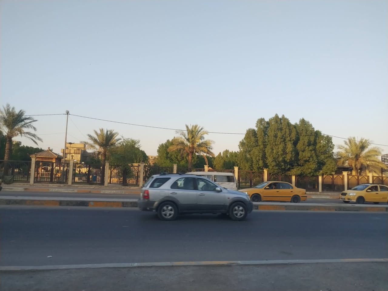السلام عليكم منزل لبيع  في مدينة الصدر قطاع 38 على الشارع العام المنزل مساحته 144 مع مساحة التشجر موقع تجاري بناء قديم يحتوي على 2 باب طابقين 
المنزل على الشارع العام مقابل متنزة
علما المنزل بس شخص واحد وليس وراثه
الاستفسار
***********
