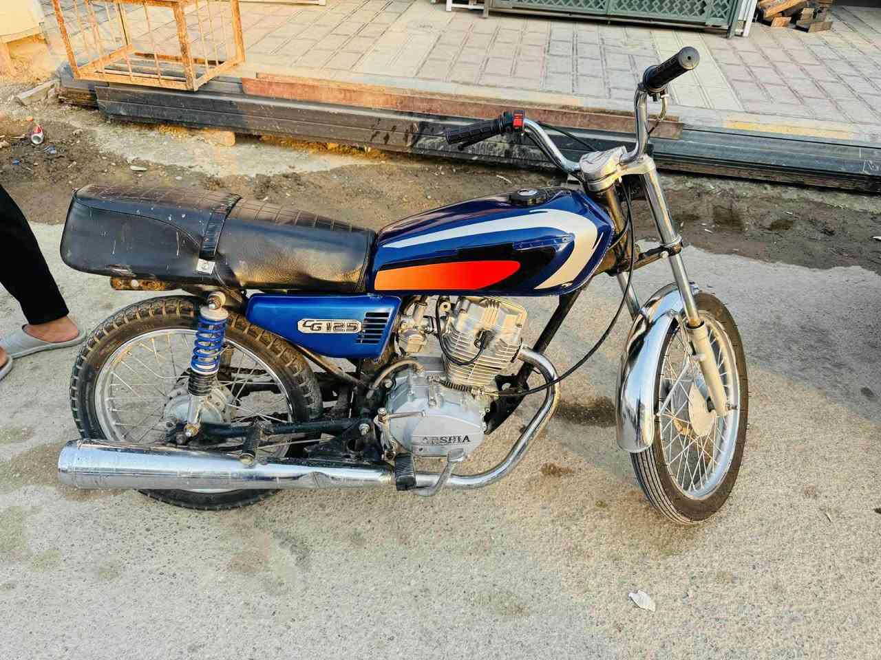 دراجه كلك نضيفه مال جناي
السعر ٣٠٠ قفل
وهذا رقمي ***********
