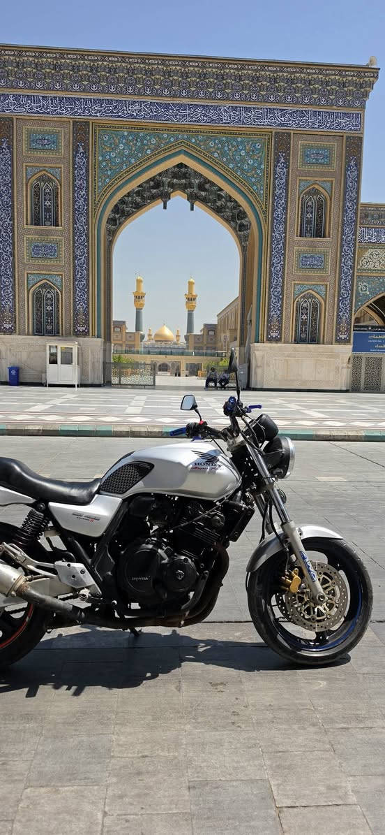 Cb400 جيل ثاني 
بيع او امراوس اب  افوراي F4i
موديل 1998 للون رصاصي 
رقم الماني( ذي قار )مشروع وطني مداور ثاني يوم 
دراجه مكفوله مكينه كير شاصي 
لادخان ولاتنقيص .
مجهزها بل كامل .
واير بلك جديد تخم جوين بلك .
يدات سكليتر قبضات جدد .
كتف شحن جديد 
فلتر شوته جديد + فلتر مكينه جديد  + دهن جديد 
باتري جديد 
كابريترات منضفه ستندر تصليحي يم همام بايكر 
سمجه جديده بعدني ماشادها +درع مكينه جانبي هم ماشاده جديد .
بك لايت جديد رماش .
واقيات ولواصق 
مجهزها بل كامل .
بيها كزوز اصلي امريكي صوتها رعيد
سعرها 19 وبيها مجال حك جيه 
مكاني نجف .
***********
