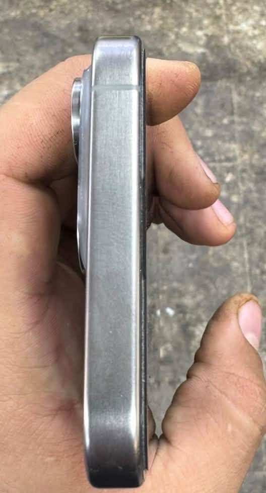 السلام عليكم 
‏جهاز  iPhone 15 Pro Max ذاكره 256  مكفول بطاريته 94 بلادي بلادي بلادي شوط بصمه شرق أوسط ثلاث إيات نظيف بشكل خير من الله كامل مكمل  الجهاز مفول جهاز مال بيت استخدام نظيف سعره 1,075,000 قفل قفل الجهاز كامل ملحقات فقط كارتونه غير مطابقه عنواني بغداد المشتل. 
تواصل *********** - ***********
