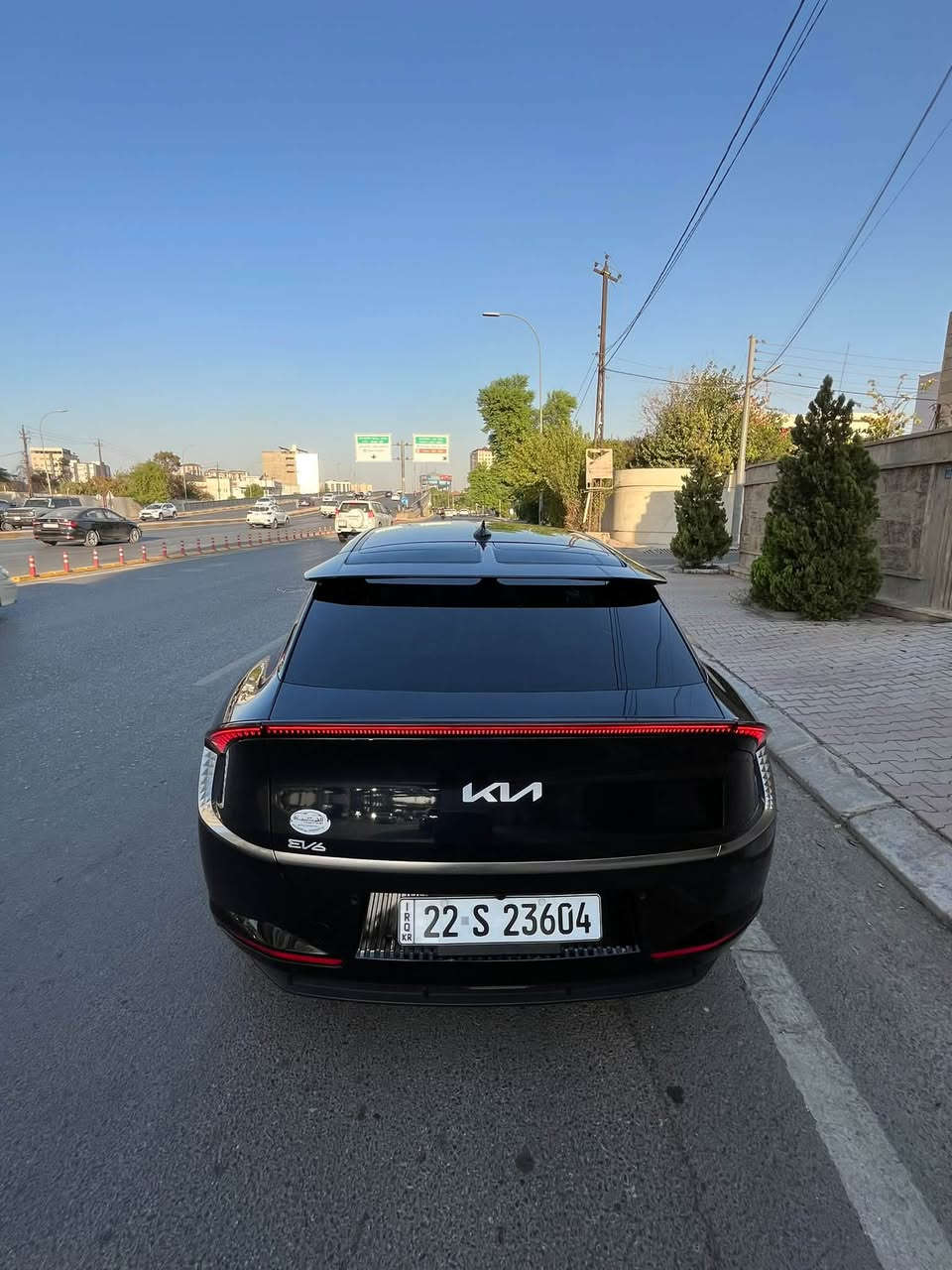 للبيع | Kia EV6 2024 ⚡️🔥
▪️ الموديل: 2024
▪️ كهربائية بالكامل ⚡️
▪️ دبل ماطور AWD
▪️ المدى: يصل إلى 600 كم 🔋
▪️ البطارية: 77.4 kWh
▪️ القوة: 320 حصان
▪️ العزم: 605 نيوتن متر

⭐️ المواصفات:

▪️ فول أوبشن
▪️ كشنات جلد أبيض
▪️ كشنات كهربائية
▪️ تدفئة وتبريد الكشنات ❄️🔥
▪️ ذاكرة كشن السائق
▪️ Head-Up Display (داته شو)
▪️ كاميرات 360 درجة
▪️ حساسات أمامية وخلفية
▪️ شاشة وسطية + شاشة عدادات رقمية
▪️ Apple CarPlay / Android Auto
▪️ شحن لاسلكي للموبايل
▪️ نظام صوت Meridian 🔊
▪️ دركسون مدفأ
▪️ مثبت سرعة متكيف
▪️ Blind Spot
▪️ دخول وتشغيل بدون مفتاح
▪️ إضاءة LED
▪️ مرايا كهربائية

📍 مرقمة أربيل
⚡️ سيارة كهربائية فخمة، دبل ماطور، فول مواصفات
📞 الاستفار ***********
كلين ايرباك سليم حادثها راس البونيد شبر فقط صور الحادث مرفوعه بالمنشور ماشيه 800 الف
السعر 195 مجال

نص مكتوب في الصور:
- BIDCARS