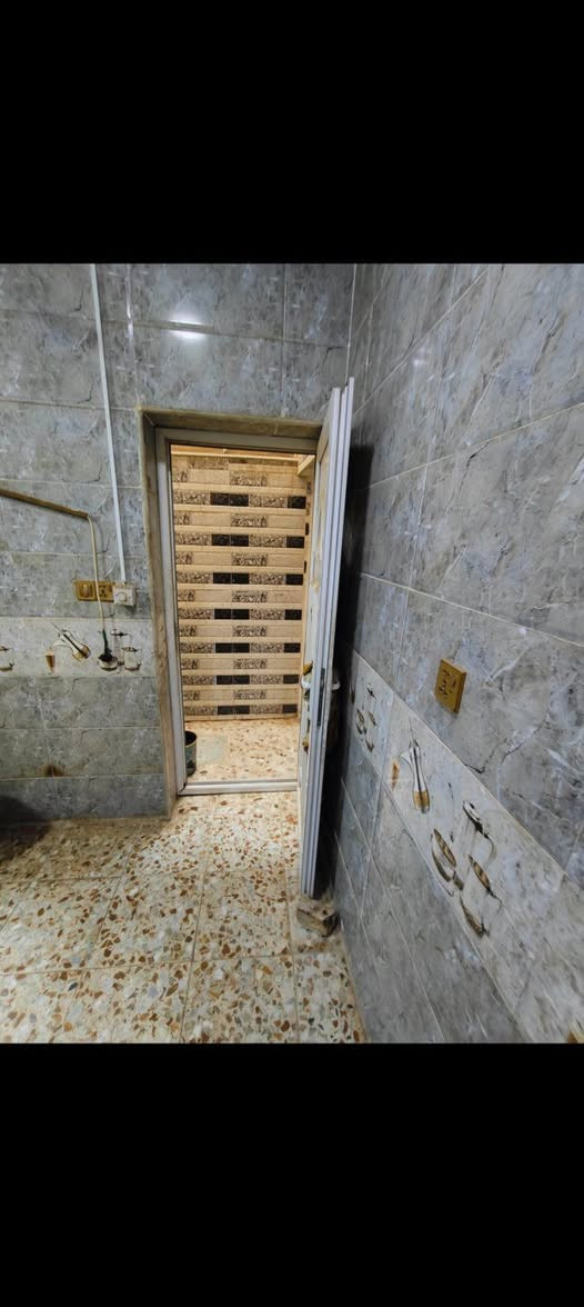 سلام عليكم للبيع بيت 140متر مربع 14في 10
عن شارع 20الاميرات 6 امتار فقط مقابل مجمع الأميرات وعن شارع بيتي 50متر افضل موقع  بيت متكون من اربع غرف  طابقين ثلاثه فوك سويت وحده جوه صاله, 4ونص في 8 استقبال 4في 9
داخل البيت دبل فاليوم الشبابيك كله المنيوم ام طبقين دبل جام مانع التراب والصوت البيت كله كاشي ابو 40 طابوق سماوه درجه أولى الاساس صب 60سنتم البيت كله 9انجات طابق الاول كله سيراميك  البناء درجه اولى البيع مستعجل السعر قفل من الاخير 100قفل قفل مابي ابد  الاستفسار على الرقم ***********
