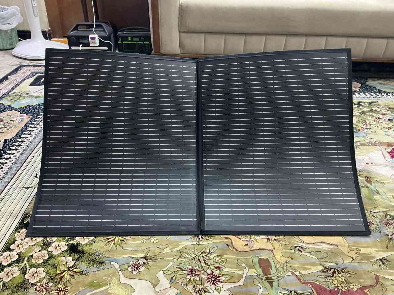 لوح سمسي محمول للبيع  قدره 60 واط
بي منافذ  usb.  وتايب سي لشحن الهواتف الباور بانك
 وبي منفذ dc لشحن باور ستيشن او بطاريات السياره  
 ويختوي على موصلات mc4  موجب وسالب ويمكن ربطه بمنظم شحن شمسي
 يمتاز اللوح بخلايا احاديه البلوره التي تعمل بكفاءه في الاضاءه المنخفضه او في الاجواء  الغاءمه للتواصل رقمي *********** موجود واتساب 
 سعر اللوح 60 الف
