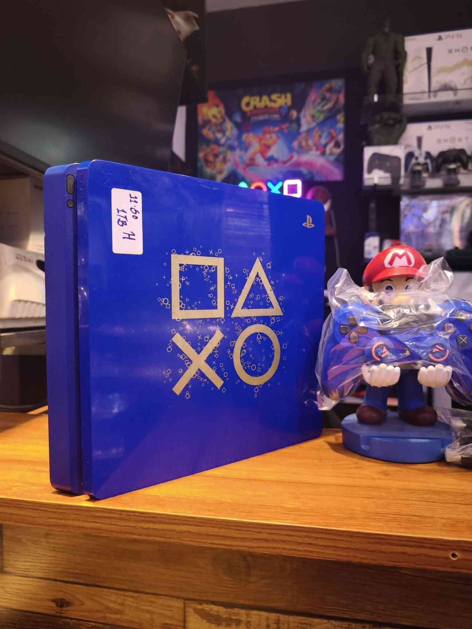 PS4 SLIM 1TB USED LIMITED EDITION 
بلي4 سلم بالة مستعمل نسخة خاصة ..
الجهاز قطعة مميزة نظافة فوول،ذاكرة الجهاز الداخلية 1TB
تحديث النظام 12.00 ،الجهاز قابل للتعديل ..
ملحقات الجهاز جوستك اصلي مع الكيبلات والكارتون الأصلية ..
للطلب والاستفسار الاتصال بالأرقام التالية:-
***********/واتساب 
***********/واتساب
او مراجعة مكتبنا الكائن في بغداد شارع الصناعة مجمع النعمان التجاري الطابق الأول ..
متوفر خدمة توصيل بغداد وجميع المحافظات .

نص مكتوب في الصور:
- PlayStation 4 Limited Edition PLAY IN GOLD Iconic Design. Legendary Play. DAYS OF PLAY LIMITED EDITION Exclusive blue-and-gold design. 1TB STORAGE Space for your game library. HDR HDR GAMING Rich color and vivid detail. DUALSHOCK 4 Precision in every move. PLAY HAS NO LIMITS. OWN THE ICON.