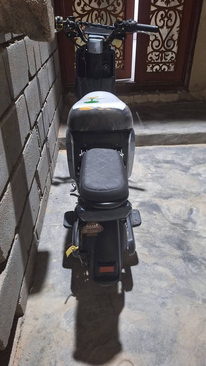 سلام عليكم بيع دراجه بدون بطاريات  سعرها ٢٠٠ وبيه مجال واذا بيهن بطاريات  ب ٤٠٠ وبيهه مجال قليل المكان بصره زبير المكصب  الرقم***********
