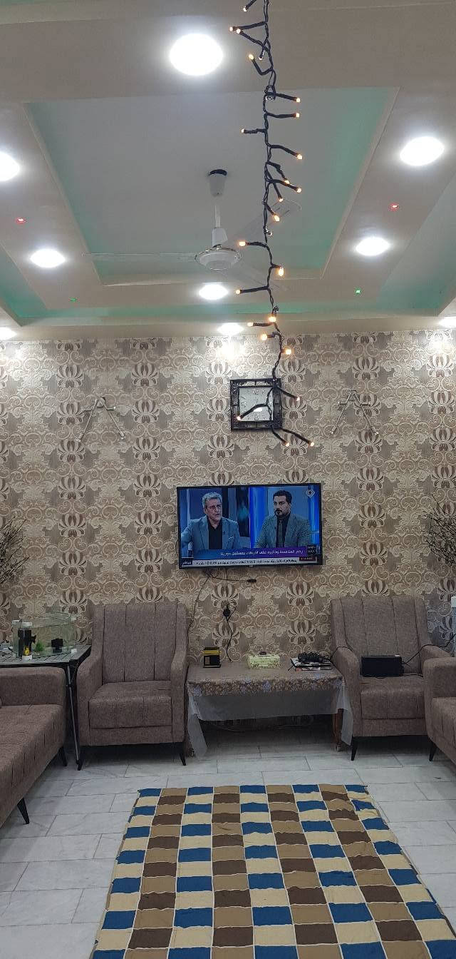 سلام عليكم بيت للبيع  
السعر  145 
معرفه التفاصيل جميعها  اتصل ***********

نص مكتوب في الصور:
- منزل 🏠 للبيع ( زراعي سند 25 ) ((( البيت له شارع امامي و خلفي ))) طابق واحد + الثاني مجهز له 1_ مساحه 270 متر 2_ كراج سعه سيارتين 3_ صحيات خارجيه 4_ حديقه جاهزه كبيره 5_ مطبخ و مدخل الى استقبال 6_ صاله و غرفتين و منور 2 و صحيات سويت 7_ (( خدمات نقص _ مجاري و تبليط واصل العمل خلف البيت )) 8_ سبتتنك مجاري بسعه الكراج 9_ سطحين كاملات مطبك شتايكر 10_ بناء حديث منذ سنتين عنوان // حي الجمعية شارع حبيب بن مظاهر الاسدي