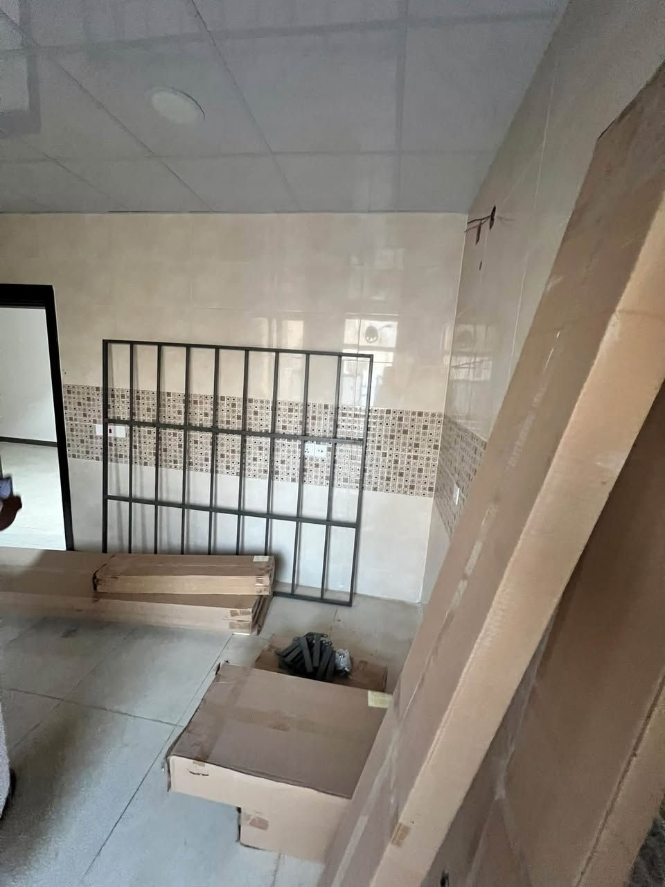 السلام وعليكم  للبيع غرفه نوم كبيره غير مستخدمه بلكارتون وميز بلازمه مودرن شكل المنقل غير مستعمل الغراض كلها بل الكارتون مابيهن شخط ***********
