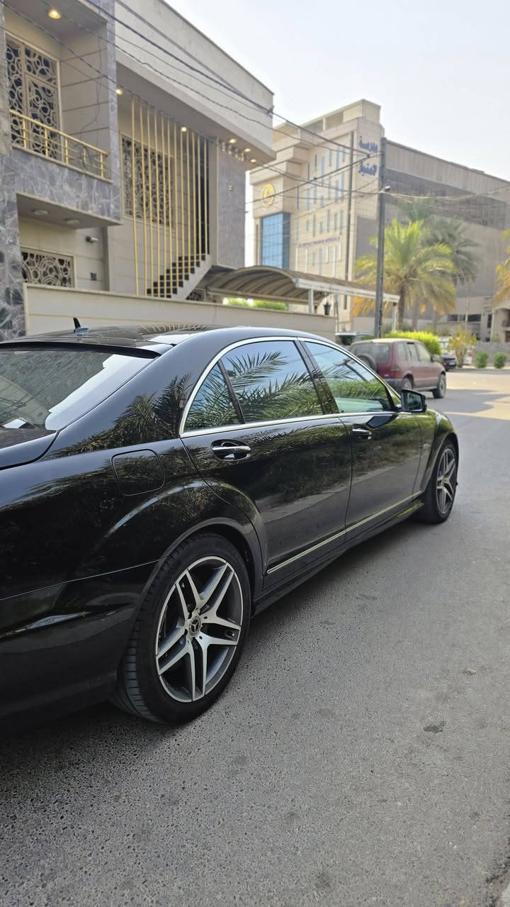 موديل 2007 S63 اصل وارد يابان كفاله عامه من الصبغ والتبديل
السياره AMG اصل وبيها نصبه تخبل
ماشيه 95 الف كيلو
السياره جاهزه بدون اي نقص وكل اوبشناتها شغالة
وبدون اي مسج
كشنات 4 كهرباء وخزن وتبريد وتدفئة 
بيبان شفط
جنطه كهرباء
ناضور ليلي كروز سرعه
دبلات هيدروليك شغاله 
تحكم ستيرن كأمره خلفيه 
حساسات امامي وخلفي
حداديه امامي وخلفي جديده 
تخم تاير جديد ستوني شاده
مكينه وكير جدد 
كهربائيات كله شغاله وبدون نقص
تجاوي كهرباء كشنات مساج
بصمة أبواب 4 دخول ذكي
گزوز AMG وبيها صوت يخبل رعب بلاد
فجوج بريك AMG 
وبعد هواي بيها مواصفات 
السعر 210$ وبيها مجال 
مكاني بغداد السيديه 
***********
