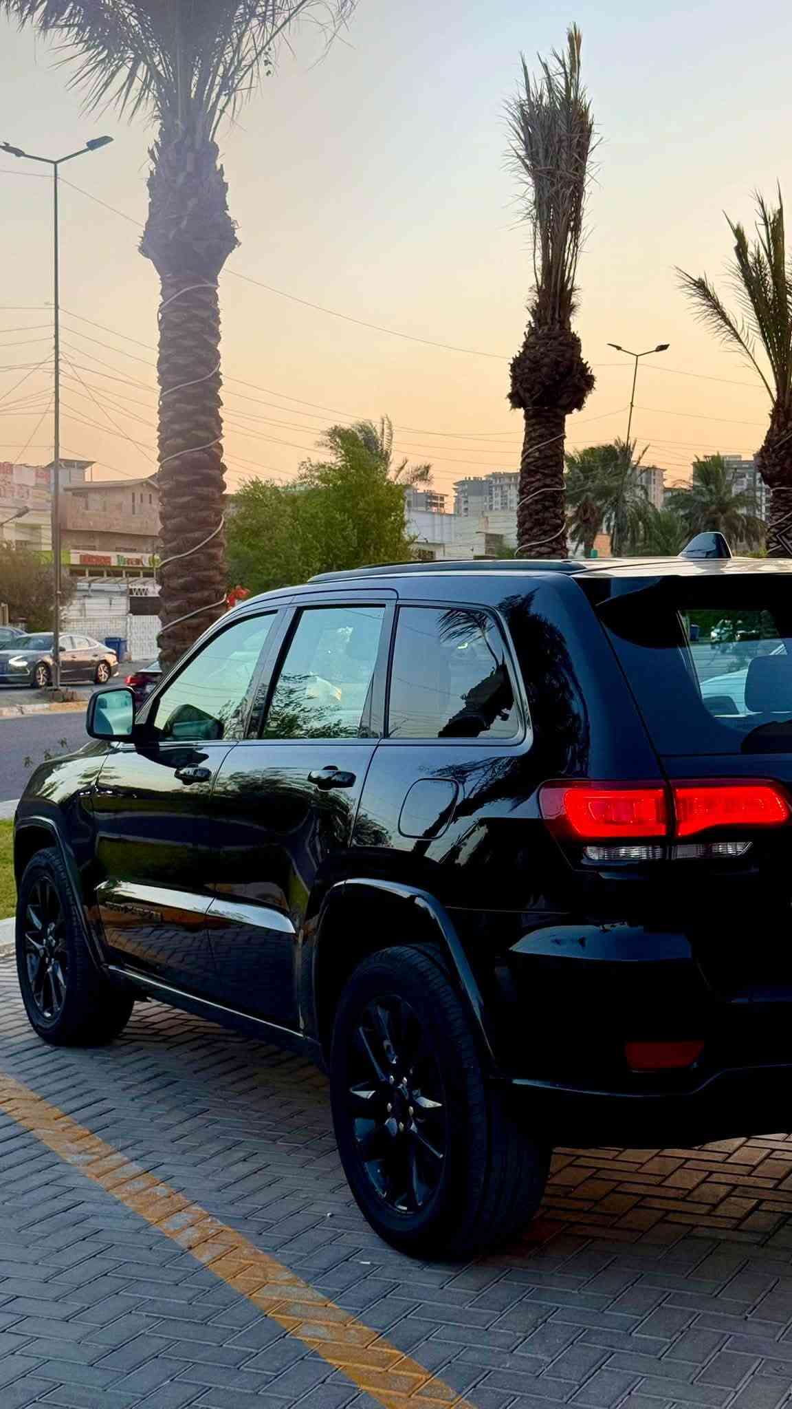 سلام عليكم  جيب شيروكي بلاك توب
الموديل 2019
بيع او مراوس حسب القناعه 
وارد امريكي حادثها قطعتين تبديل باقي سيارة كفالة من البارد
رقم بغداد بأسمي تحويل ثاني يوم
كشنات جلد وشاموا
تدفئه ستيرن وكشنات 
حساسات خلفية
كاميرا خلفيه
توقف تلقائي
شاشة كبيره
فتحه سلايت
كراسي كهربائية
تدفئه مرايات جانبيه 
اوتو بارك
ويل عشرين بلادي
3انظمه قيادة نورمل سبورت ايكو 
مكينة v6
گير 8 نمر 
تبريد قطعتين 
صندوق كهرباء وباقي المواصفات المعروفه 
 .. حادثها مرفق مع الصور 
السيارة نظيفة جدًا وحادثها بأمريكا موضح بالصور
السعر 210 وبيها مجال مكاني بغداد حي الجهاد
 اي استفسار الاتصال على ***********
