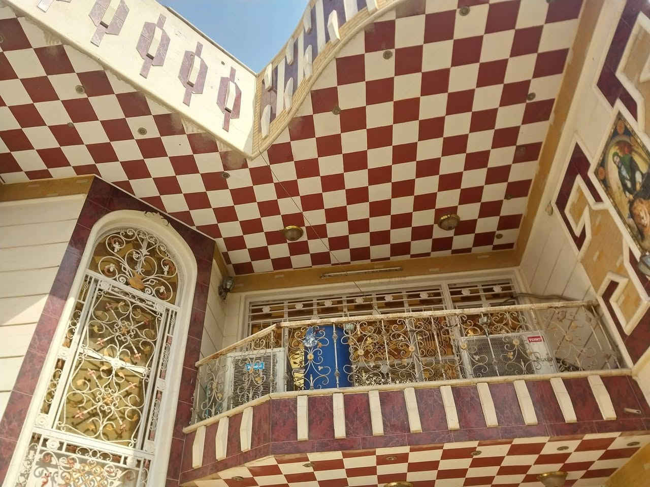 السلام عليكم
دار للبيع بناء حديث ونضيف جدا
موقع الدار في اورفلي قرب جامع المصطفى 
المساحة الكلية 300متر كامل 

صالة .. هول داخلي .. حولي كبير ..مطبخ سيراميك .. صحيات عدد 3سيراميك .. غرف نوم عدد ٧ .. طرمة وترك خلف البيت .. مخزن كبير في السطح الاول 
ارضيه الطابق الارضي كرانيت
ارضيه الطابق الاول سيراميك
للاستفسار الاتصال 
***********
