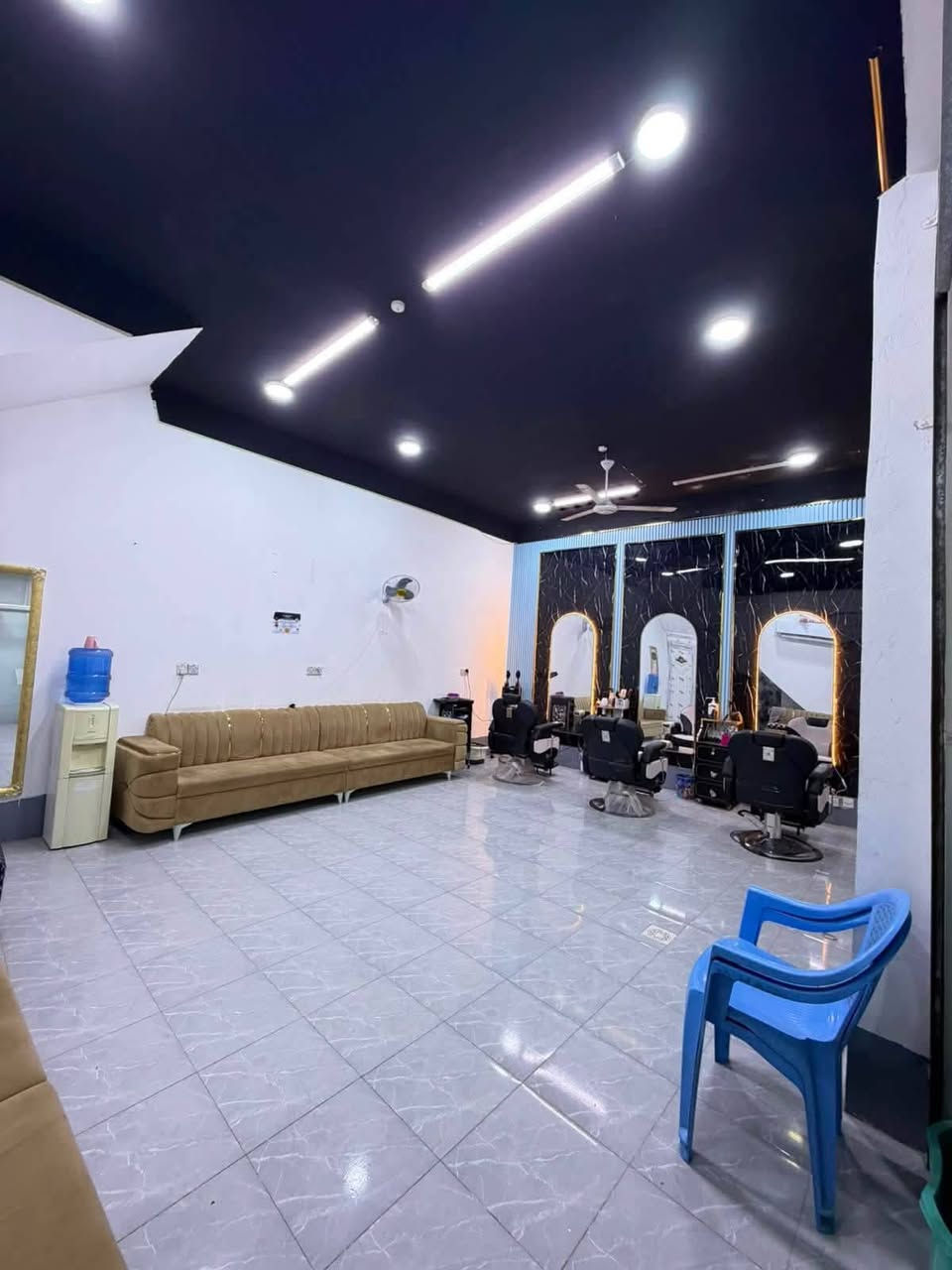 هاذا صالون نسائي جاهز للعمل رايد كوافيرات ٤ اوماكيره كون خبره الي حابه تشتغل تتواصل مع هذا الرقم  ***********

