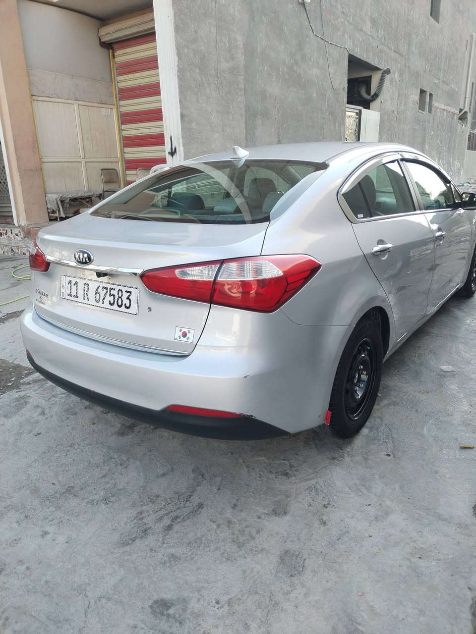 السلام عليكم للبيع او مراوس بكورلا       فورتي موديل 2015  رقم بغداد باسمي حادثها بامريكا جاملغ مال السايق فقط مبدل  او بل عراق بيها بارد بل جاملغ الايمن وشويه فعصه بل دوسه السياره كلش حلوه جديده  مال جناي كير ومكينه وتبريد او صدر كله كفاله  سعرها 100 اوبيها مجال  مكان السياره بغداد الغزاليه رقم الهاتف   ***********  بي واتساب
