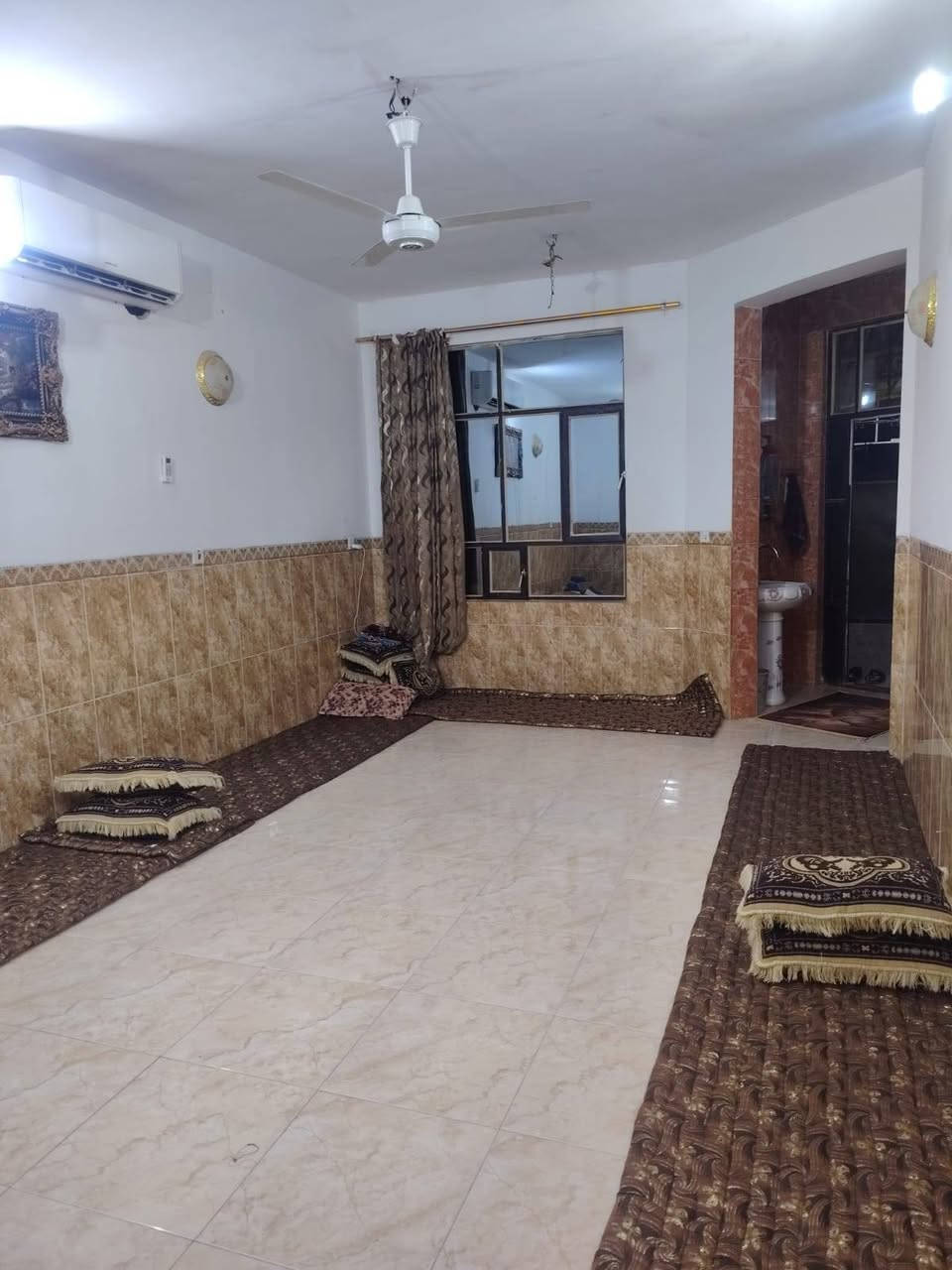 بيت للبيع مثنى الخظراء 
خلف مدرسة ابطال العروبة 
مساحة 181 متر واجه 7 وربع نزال 25 شارع 12 متر 
يتكون من 5 غرف نوم استقبال ومطبح عدد حمامات 3 
صالة كراج سيارة واسع 
للاستفسار مراجعة مكتب الحسني للعقار 
***********
***********
***********
