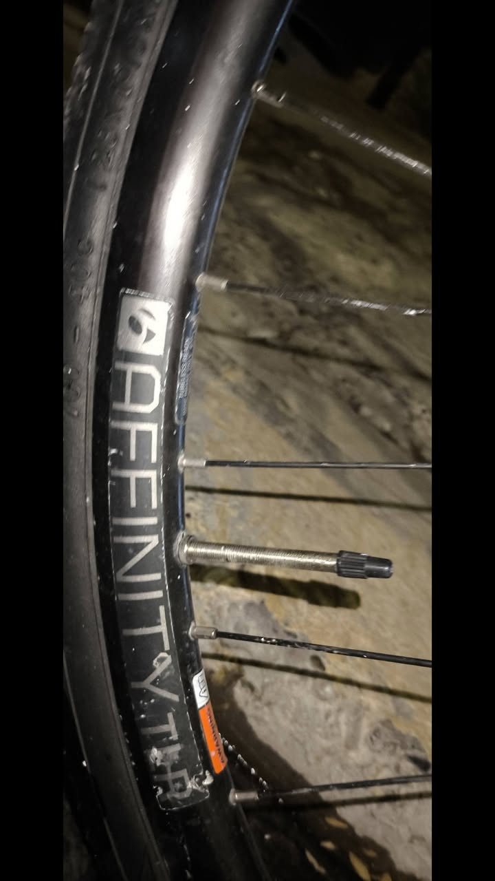 دراجة نوعية TREKتريك امريكي🚲
لون اسود🌑
بريكات دهن عنبار🪄

لشة المنيوم ومعة وزنة الكامل 7كيلو☢️

ماشة كاربون فايبر☢️

ويالة ضد الصدمات☢️

مكينة9نمر☢️

بايدار تايكر☢️

بي هواي مواصفات معه تحياتي للجميع قطعة نادرا 
سعره175 للاستفسار الاتصال او واتساب
***********🫆
