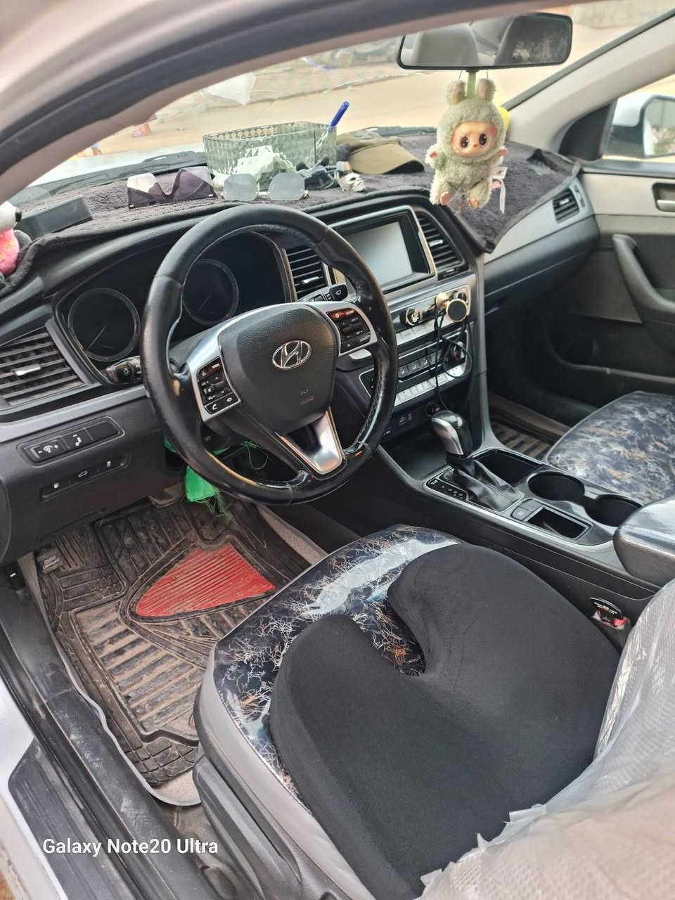 السلام عليكم سوناتا امريكي باسمي الرقم الجديد بابل  
سوناتا موديل 19 محرك 2400 GDI رقم بابل. مواصفاته. 

تحكم كامل بلمقود 

مانع انزلاق 

مثبت سرعه 

اوامر صوتيه 

كامره خلفية 

كشنات تدفئه 

رادارات جانبيه 

رادار خلفي 

تخم تاير جديد 

تغليف الارضيه بلكامل 

تغليف الكشنات 

ادامه منظومه الاحتراق بلكامل 

وبعد بيه هواي مواصفات. 

مكفوله من اللغد والشواصي والتكم. 

السياره مناقصه برغي بفظل الله. 

تبريده خير من الله. 

كهربائيته كله بلادي. 

ترهم مراوس اوبيع 

120

***********

نص مكتوب في الصور:
- Galaxy Note20 Ultra