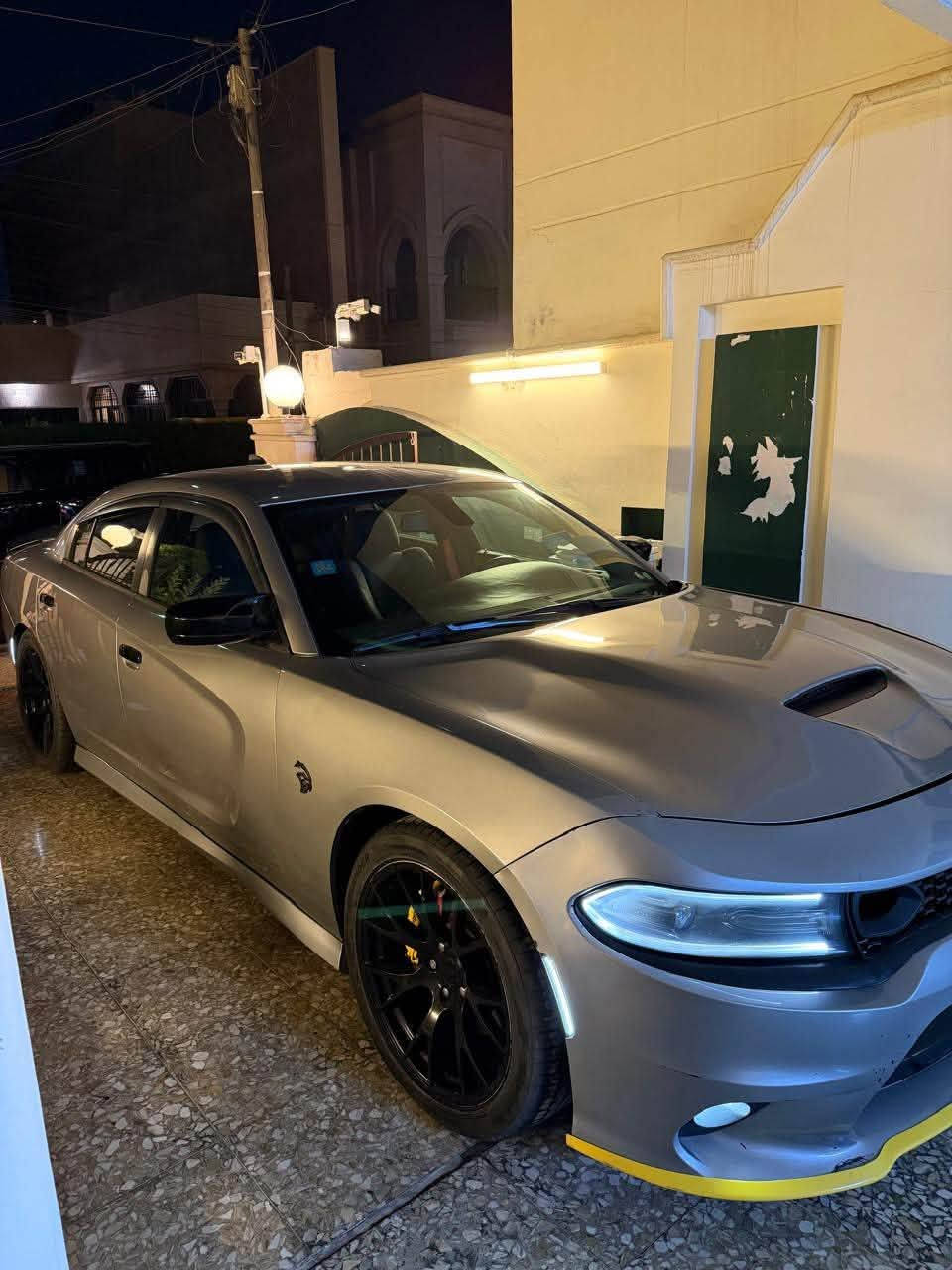 2018 (RT )جارجر
مكينه v8 5700 ما مفتوح برغي 
حادثها خفيف جاملغ وشويه بنيد بدون دواخل كير مكينه شواصي كفاله عامه 
ماشيه 75 الف تخم تاير جديد سياره كلش جديده ما متعوبه باسمي رقمها بغداد 
مكاني المنصور سعرها مال بيع 182 وبيها مجال بسيط بعد المعاينه 
محمد. ***********
