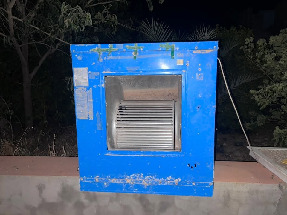موبەریدە بۆ فرۆشتن گەورەترین قەبارەیە و زۆر هەواكری زۆر ساردە و لەجیتاتی پوش كارتۆنە. نرخی ١٢٠ هەزار 
***********
