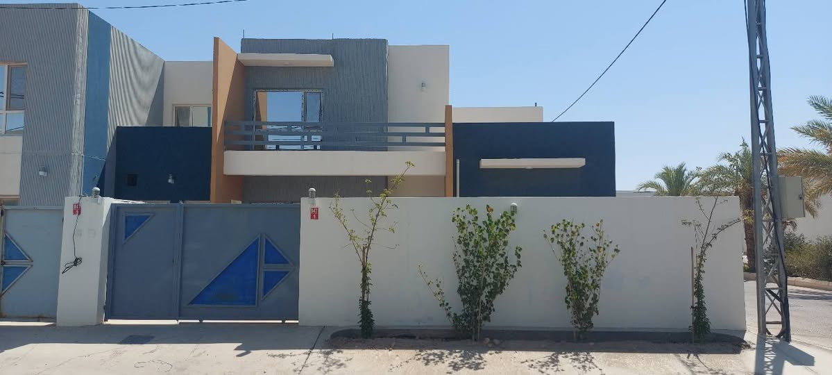 للبيع
​🏡 فرصة عقارية ممتازة في النجف الأشرف!
​منزل بمواصفات مميزة يبعد دقائق معدودة عن قلب النجف:
​الملكية: سند حر
(جاهز للتحويل فوراً)
​الموقع: قرية الغدير الثانية – بداية شارع الزيتون السنتر (ركن عرضي).
​المساحة: 200 متر مربع.
​التفاصيل: يحتوي على صالة + استقبال + 3 غرف نوم مصممة بنظام سويت + مطبخ +حديقة +كراج 
​طريقة البيع: نقداً فقط وبسعر مناسب جداً!
​📞 للإستفسار والمعاينة، يرجى الاتصال على:
***********
​🏠 سما بلادي للعقار  خيارك الأول للعقارات المميزة.
