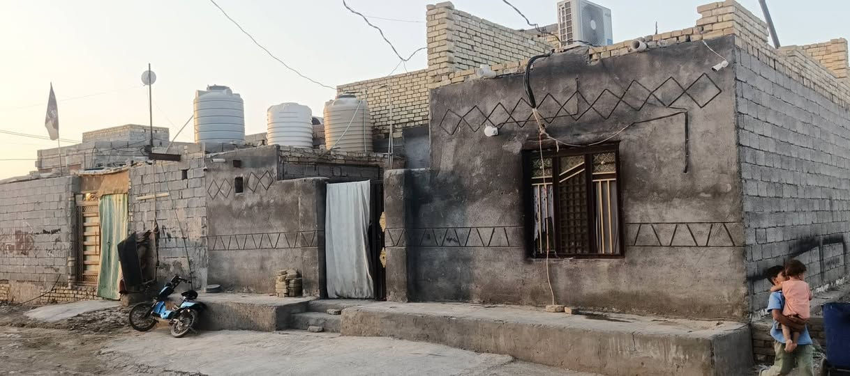 سلام عليكم الدار للبيع الموقع يم معارض السيارات قرب شارع المولده قرب اسواق سعد البيت مساحته 150 متر
 نزال 10 ب 15 البيت بلوك البيت جاهز عوزه سيراميك وبياض فقط ماي والكهرباء والنترنيت للباب السعر خاص رجان المايشتري لا يراسل ولا يخابر رقم الهاتف
 ‏‪***********‬‏
