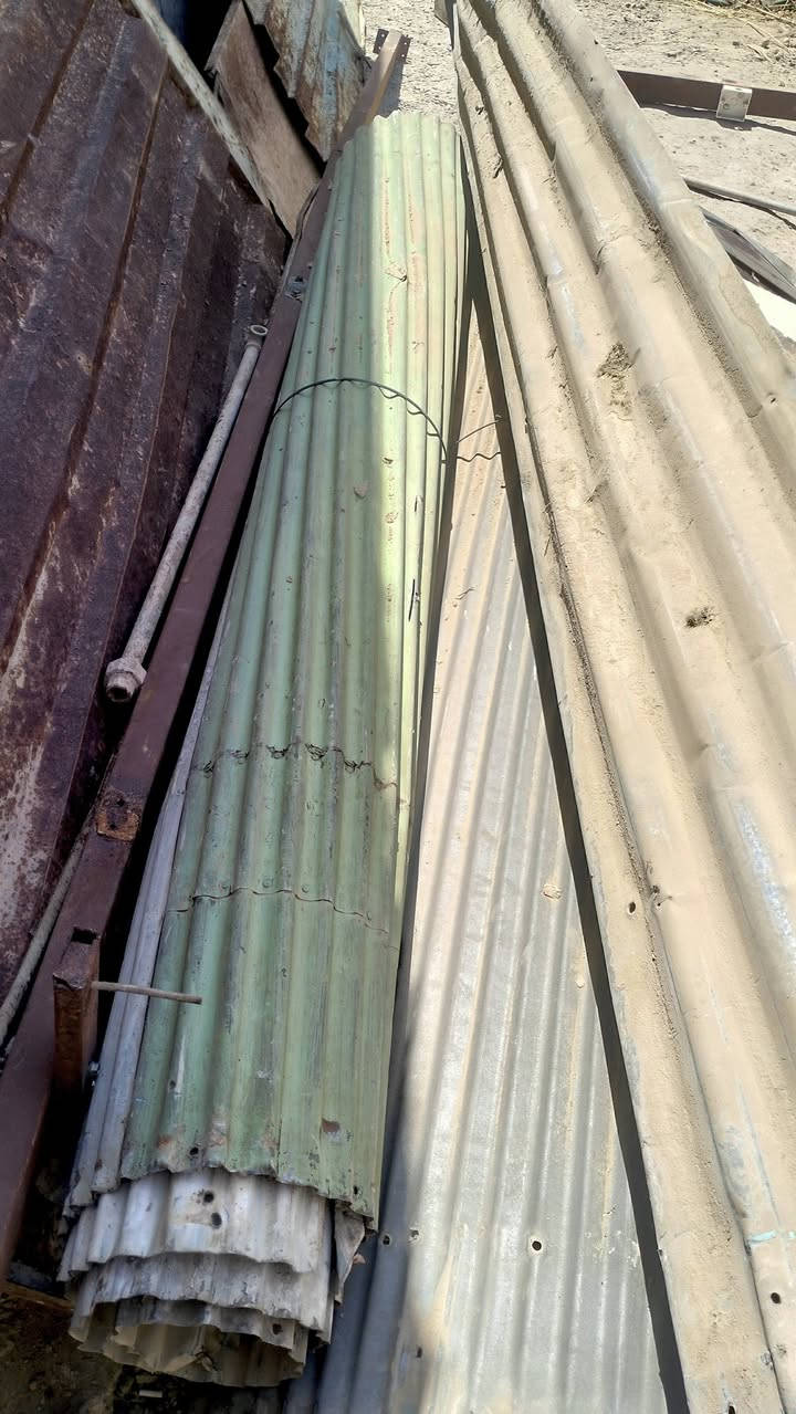 جينكو طول 4 ونص عدد 4
فنرات ثنين نضاف 
بيبان حديد عدد 4
مجموعه شخاط
طبقات حديد ثنين
***********
