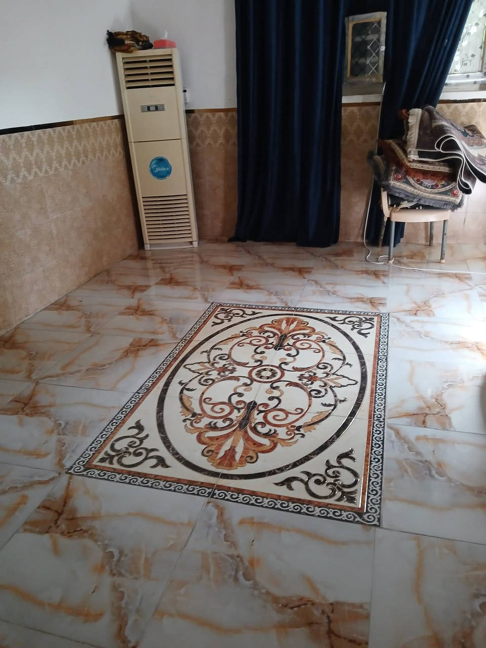 السلام عليكم بيت البيع 100 متر مربع مفوله بناء حديث استقبال وغرفه وصاله  ومطبخ مكان زعفرانيه دوره الشرطه من طب من ركن المصريه كبل اول فرع عل يسره كاع سيد عباس  مجاري موجوده وحالين اكو عمل عل ارصفه وسبيس طابو زراعي سند 25 وكاله ام الصوره سعره / 65 وبيه مجال   رقمي *********** واتساب هم  موجود
