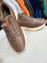 شلعه حذاء + بوت تقريبا 150 قطعه سعر حلو تواصل واتساب 07808279110