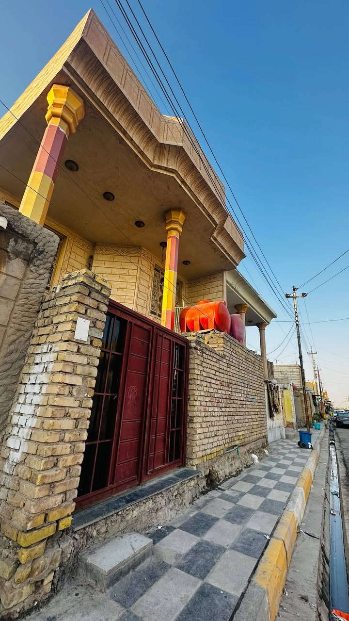 🏠 بيت للبيع
مساحة البيت: 200 متر مربع

يتكون من:

4 غرف نوم

صالة استقبال واسعة

ديوان

مطبخ

حمامات خارجية

حمام داخلي

علمآ ان الطابق الثاني يحتوي على غرفتين مع تصميم وتجهيز لغرفتين وصالة اخرى ، لم تبنى بعد ويمكن إكمالها حسب رغبة المشتري.

📍 الموقع: قلعة سكر – حي العسكري – شارع المستشفى والمدارس. الشارع الرئيسي

رقم الاتصال... ***********

