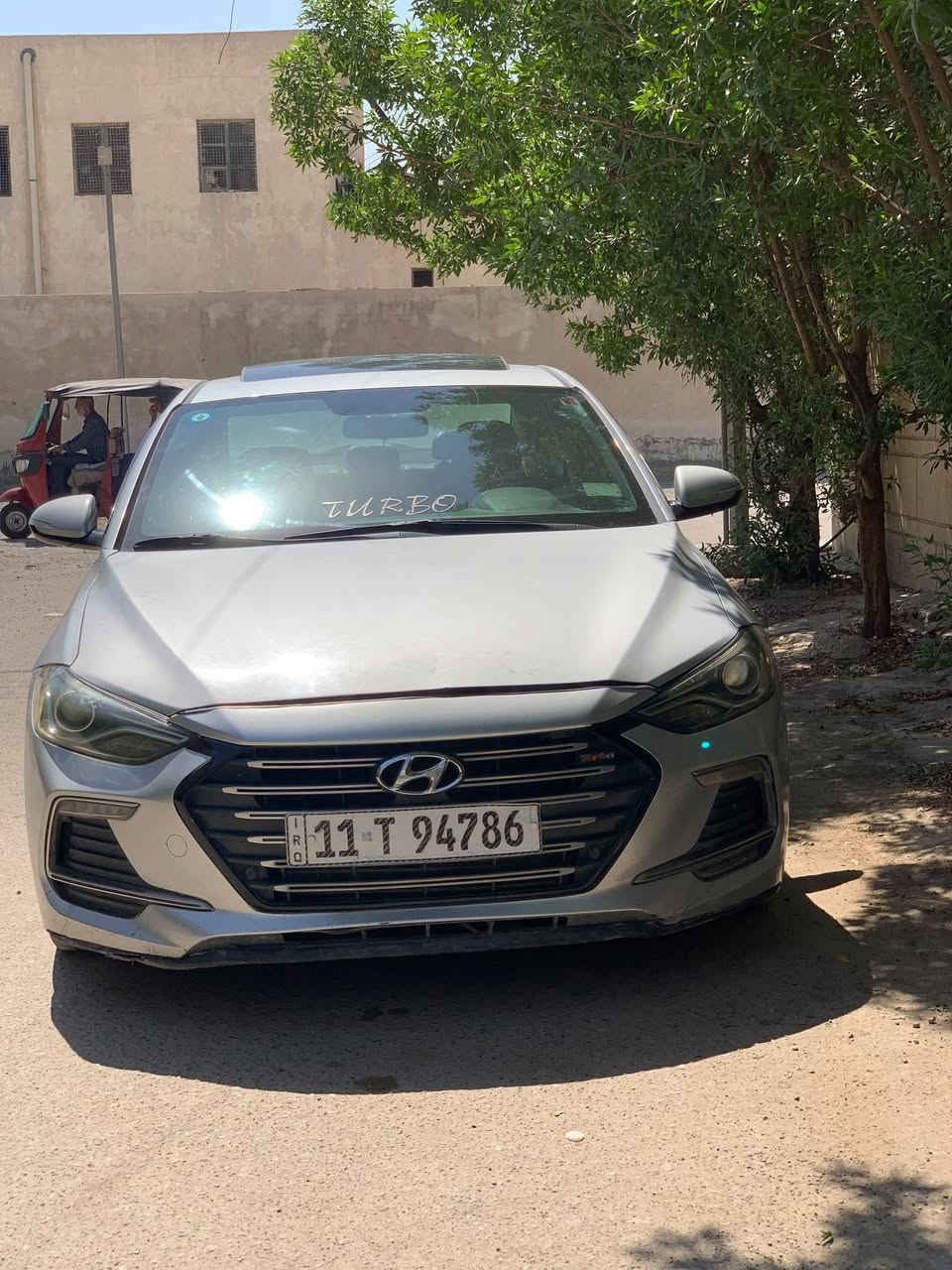 هيونداي النترا 2018 سبورت 1.6 تيربو (وارد أمريكي) – فول مواصفات 🚗
✨ المحرك والأداء

* محرك 1.6 لتر تيربو GDI
* 4 سلندر – حقن مباشر
* قوة 201 حصان
* عزم 265 نيوتن متر (195 رطل/قدم)
* قير أوتوماتيك DCT من 7 سرعات أو يدوي 6 سرعات
* دفع أمامي FWD
* تسارع 0-100 كم/س حوالي 7 ثوانٍ
* وضعية قيادة رياضية Sport Mode  

✨ المواصفات الخارجية

* جنوط رياضية ألمنيوم قياس 18 إنج
* إطارات 225/40 R18
* مصابيح HID أمامية
* LED خلفية
* مرايا كهربائية مع إشارات
* شبك سبورت وتصميم رياضي خاص بفئة Sport
* جناح خلفي رياضي
* فتحة سقف كهربائية

✨ المواصفات الداخلية

* مقاعد جلد رياضية
* مقاعد أمامية مدفأة
* مقود جلد رياضي Flat Bottom
* تشغيل بصمة (Smart Key)
* تشغيل السيارة زر Start/Stop
* شاشة معلومات وسطية
* Apple CarPlay
* Android Auto
* بلوتوث
* USB و AUX
* مثبت سرعة
* تكييف أوتوماتيك
* شاشة معلومات بين العدادات  

✨ أنظمة الأمان

* 6 وسائد هوائية
* ABS مانع انغلاق الفرامل
* ESP نظام الثبات الإلكتروني
* Traction Control
* كاميرا خلفية
* Blind Spot Monitor (تحذير النقطة العمياء)
* Rear Cross Traffic Alert
* Hill Start Assist
* نظام مراقبة ضغط الإطارات TPMS  

✨ مواصفات الشاصي والتعليق

* تعليق رياضي Sport Tuned Suspension
* نظام تعليق خلفي مستقل Multi-Link
* دسكات أمامية كبيرة رياضية
* توجيه كهربائي دقيق EPS
* ثبات ممتاز على السرعات العالية
رقم بغداد Eنكليزي تحويل ثاني يوم
مكان بغداد البياع السعر 103 ابيع سريع
***********
