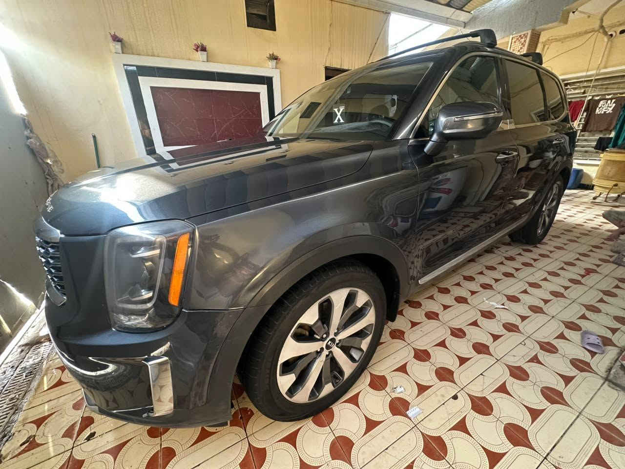كيا تيلورايد 2020 LX نظافة 100%
مستعمل | 78.000 km | بنزين
المواصفات العامة والمحرك:
• المحرك: 6 سلندر (V6) سعة 3.8 لتر وقوة 291 حصان. كفالة.
• أرقام بغداد (خصوصي) باسمي تحويل ثاني يوم.
المواصفات الخارجية:
• اللون: رمادي غامق 
• فتحة السقف: فتحة سقف كهربائية.
• الإضاءة: إضاءة أمريكية LED مع كشّافات وسلاسل DRL نهارية.
• العجلات: ويل كب ألمنيوم مقاس كبير بتصميم رياضي.
• الحساسات: حساسات خلفية للركن.
• المرآة: مرايا جانبية كهربائية مزودة بإشارات تحذيرية.
المواصفات الداخلية والراحة:
• المقاعد: جلد أسود بحالة ممتازة جداً.
• التحكم بالكراسي: تحكم كهربائي لمقعد السائق.
• الشاشة والترفيه: شاشة لمس حديثة، مع كاميرا خلفية.
• أنظمة القيادة والأنظمة الذكية:
نظام تحديد المسار (Lane Keep Assist).
نظام منع التصادم / الفرملة التلقائية.
نظام مانع الانزلاق.
وضعيات قيادة متعددة (Drive Modes). • التكييف: تكييف مركزي ووكالة لكافة الصفوف.
• المساحة: 3 صفوف مقاعد (تسع لـ7 إلى 8 ركاب) مع مساحة تخزين واسعة بالصندوق الخلفي.
• الضرر: السيارة كفالة عامة فقط يوجد صبغ في جاملغ الأيسر من السيارة شبرين 
وأيضا بارد في حوض الاسبير فقط وباقي السيارة مكفولة كفالة عامة 
•مكان السيارة : ذي قار الرفاعي 
والسعر 225 وبيه مجال جدا قليل  للاتصال والاستفسار اكثر عن السيارة ***********/***********
