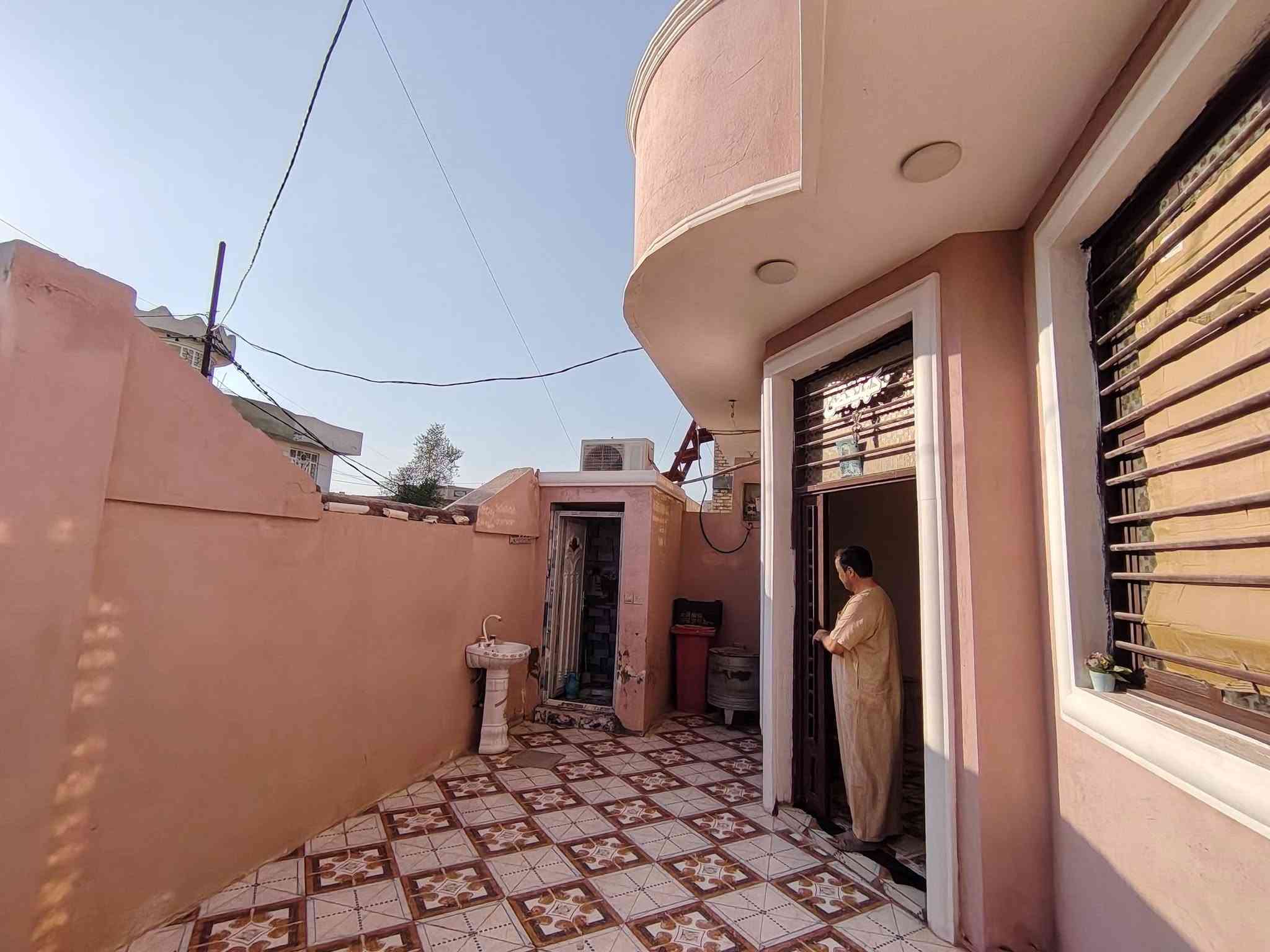 السلام عليكم دار سكن للبيع ركن في الكوت منطقة حي الحكيم البناء درجة اولى نزلة علاء غريب مساحتة 150م وشارعة 10م البناء طابوق درجة اولى والسقف صب مسلح والارضية والجدران سيراميك ويتكون البيت من غرفتين نوم وصالة واستقبال ومطبخ وصحيات داخلية وخارجية والسطح اشتايكر ومرقم من قبل البلدية السعر 67 وبي مجال الاستفسار الاتصال على هذا الرقم ***********
