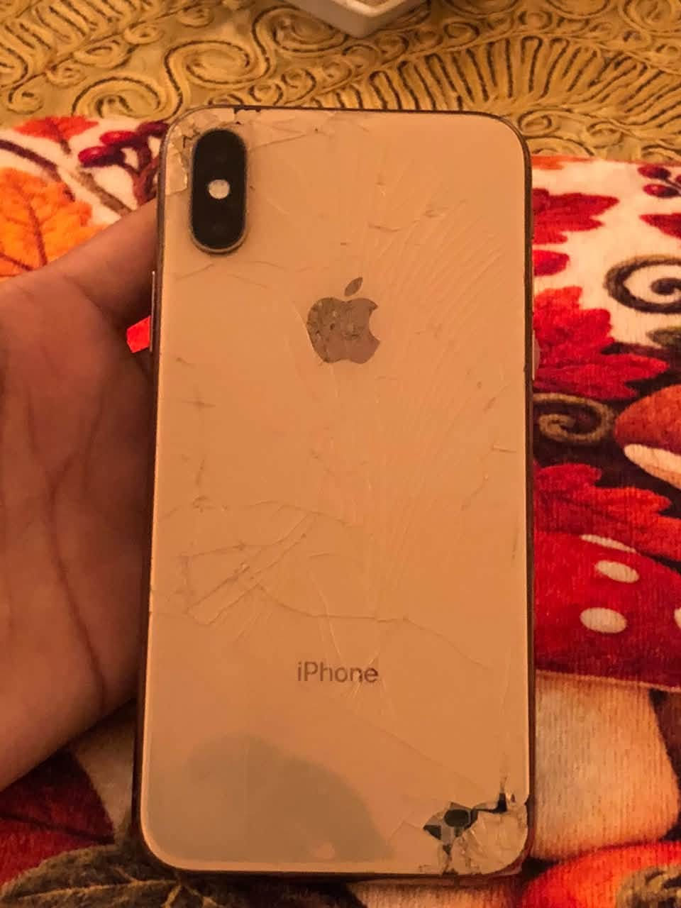 للبيع جهاز iPhone XS بحالة شغال وبسعر اقتصادي مناسب للاستخدام اليومي أو كجهاز ثاني.
المواصفات والحالة:
 الذاكرة: 64 جيجابايت.
 البطارية: مستبدلة جديدة.
 Face ID: متوقف (لا يعمل).
 الظهر: فيه كسر (واضح بالصور).
 الحالة العامة: الجهاز شغال ونازل منه كل شيء تمام.
💰 السعر: 90,000 دينار عراقي.
📍 المكان: بغداد - زيونة.
🚫 التوصيل: لا يوجد توصيل (استلام مباشر من المكان).
للتواصل والاستفسار، يرجى المراسلة على الخاص

نص مكتوب في الصور:
- ٨:٤٤
- رجوع
- حول
- الاسم
- إصدار iOS
- اسم الطراز
- رقم الطراز
- الرقم التسلسلي
- < iPhone ❤️
- < 18.7.10
- iPhone Xs
- MTAJ2LL/A
- G0NCM643KPFR
- انتهت صلاحية التغطية
- الأغاني
- الفيديوهات
- الصور
- التطبيقات
- السعة
- متوفرة
- ٣٦
- ٨٢
- ٢٦
- ٦٤ غ.ب.
- ٣٠,١ غ.ب.
- ٨:٤٤ الإعدادات خلوي متوقف البطارية عام تسهيلات الاستخدام الاستعداد البحث الشاشة الرئيسية ومكتبة التطبيقات الكاميرا خلفية الشاشة شاشة العرض والإضاءة مركز التحكم Siri الإشعارات الأصوات والحس اللمسي التركيز
- البطارية
- حالة البطارية والشحن
- رسالة مهمة حول البطارية
- غير قادر على التحقق من أن هذا ال iPhone يحتوي على بطارية أصلية من Apple. قد لا تكون التفاصيل الواردة من هذه البطارية دقيقة.
- لمعرفة المزيد
- الحد الأقصى للقدرة
- %١٠٠
- هذا قياس لقدرة البطارية مقارنة بقدرتها عندما كانت جديدة. قد تتسبب القدرة المنخفضة بتقليل ساعات الاستخدام بين عملية الشحن والأخرى.
- أقصى قدرة للأداء
- ال iPhone غير قادر على تحديد عمر البطارية.
- شحن البطارية المحسن
- للحد من استنزاف عمر البطارية، يتعلم ال iPhone من عادات الشحن اليومية، بحيث ينتظر ولا يتجاوز ٨٠٪ حتى يحين موعد حاجتك إلى استخدامه.
- حول القطع والخدمة تجمع Apple سجل تاريخ القطع والخدمة، ويعرض السجل معلومات عن هذا الـ iPhone وحالته وتفاصيل إصلاحه. معرفة المزيد... سجل تاريخ الخدمة البطارية بصمة الوجه غير معروف مشكلة