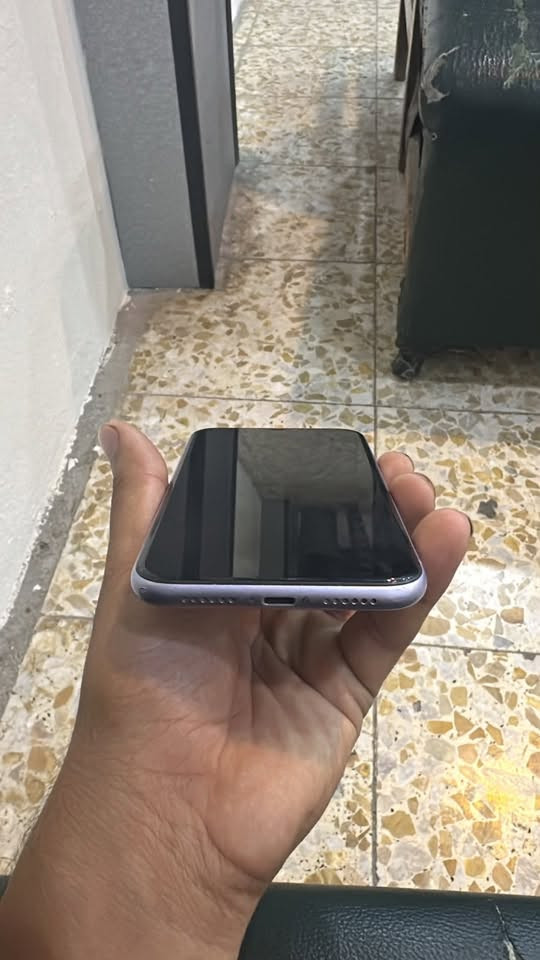 أيفون 11 بلادي للبيع أو مراوس وي ايفون 12 الجهاز ممفتوح وضع الشركة كلشي شغال فيس ايدي خط كلشي ممبدل بي نظيف ويا كرتونه السعر ٢٣٠ مكاني بغداد مدينه الصدر متواجد واتساب ***********
