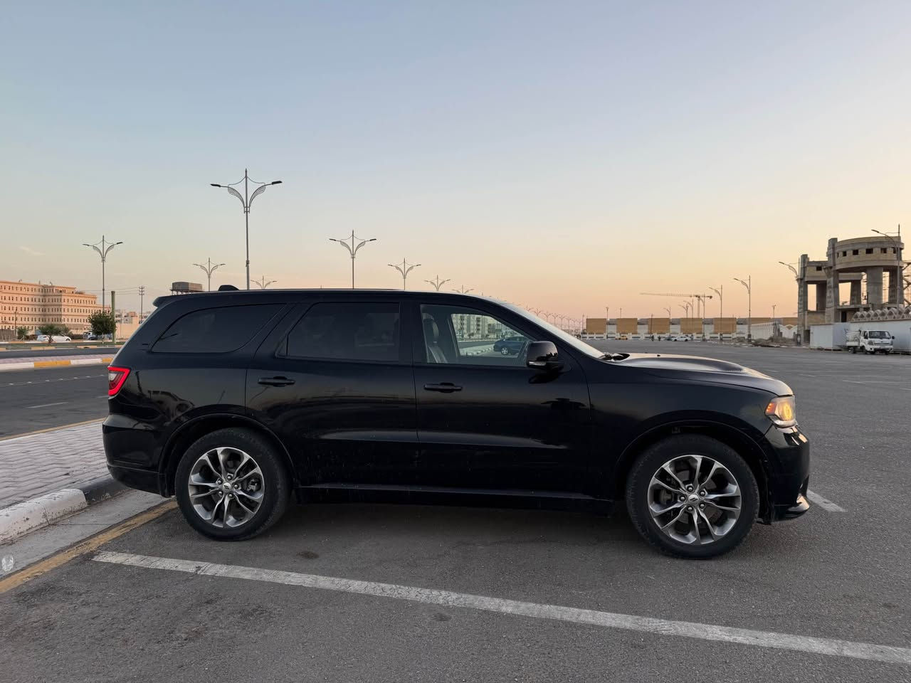 ‏Dodge Durango 2020
• اللون: أسود 🖤
• الموديل: 2020
• المحرك: V6 سعة 3.6 لتر
• القوة: 295 حصان تقريباً
• ناقل حركة: أوتوماتيك 8 سرعات
• دفع: حسب الفئة (دفع خلفي / رباعي)
• 3 صفوف من المقاعد
• سعة 7 ركاب
• شاشة وسطية ونظام ترفيه
• كاميرا خلفية
• تحكم بالمقود
• مثبت سرعة
• تشغيل بصمة/زر
• تكييف أمامي وخلفي
• جنوط ألمنيوم
• مساحة داخلية واسعة ومريح
تبريد السيارة ثلج 
السيارة مرقم بغداد 
السيارة امريكي بيه حادث خارج العراق وبيه داخل العراق شخوط وبعض الامور 
اي تفاصيل تخص السيارة وصور حادث راسلني وتدلل
السعر راسلني خاص وتدلل. 
***********
*********** كربلاء, العراق
