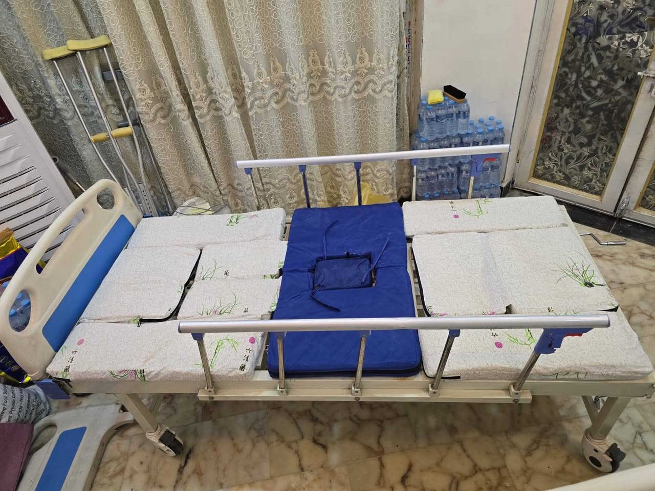 سرير طبي للبع ميكانيكي يعني يدوي مو كهربائي جكات 4 حركات ارتفاع الظهر وتقليب المريض يسار ويمين وتحريك الأقدام  نظيف كلش نظيف بسعر 225 نهايته المكان في بغداد 
رقم وات ساب ***********
