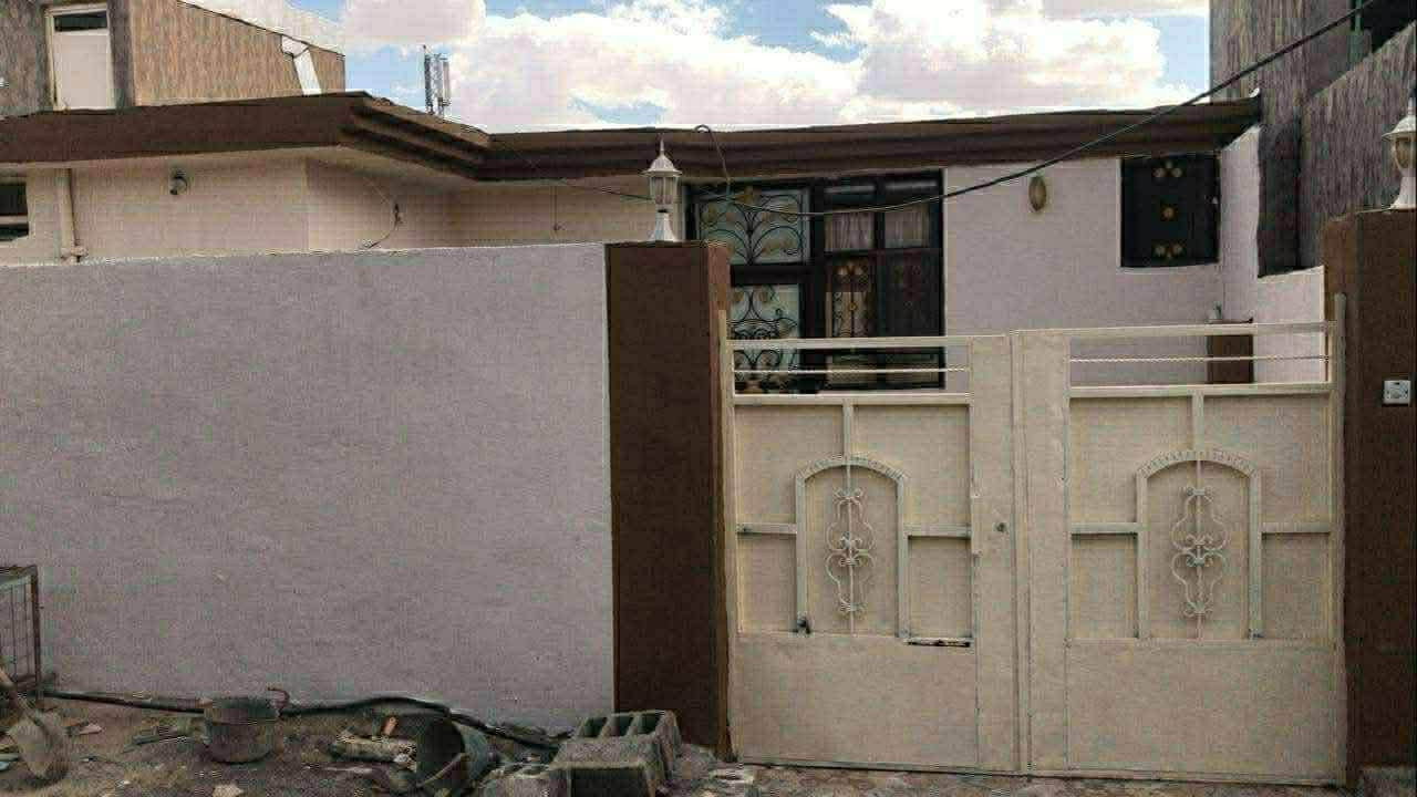 إعلان بيع منزل مميز في موقع ممتاز
الموقع: خانقين – منطقة إمام عباس (فرع أبو السمج، مقابل الساحة المخصصة للشعائر)
تفاصيل العقار:
 المساحة: 240 متر مربع (طابق واحد)
 المكونات الأساسية:
 غرفتا نوم
 صالة واسعة
 مطبخ كبير
 خدمات صحية كاملة
 المشتمل الملحق: مشتمل معزول يحتوي على (غرفة نوم، مطبخ، وخدمات صحية) مع مدخل مشترك عبر الباب الرئيسي.
المميزات:  السعر 28
 موقع حيوي وقريب من الخدمات والمرافق العامة.
 تصميم عملي يتيح الاستفادة من المشتمل للسكن العائلي المستقل أو للاستثمار والـتأجير.
للتواصل والاستفسار عن السعر والمعاينة، يرجى الاتصال على الرقم: [***********]
