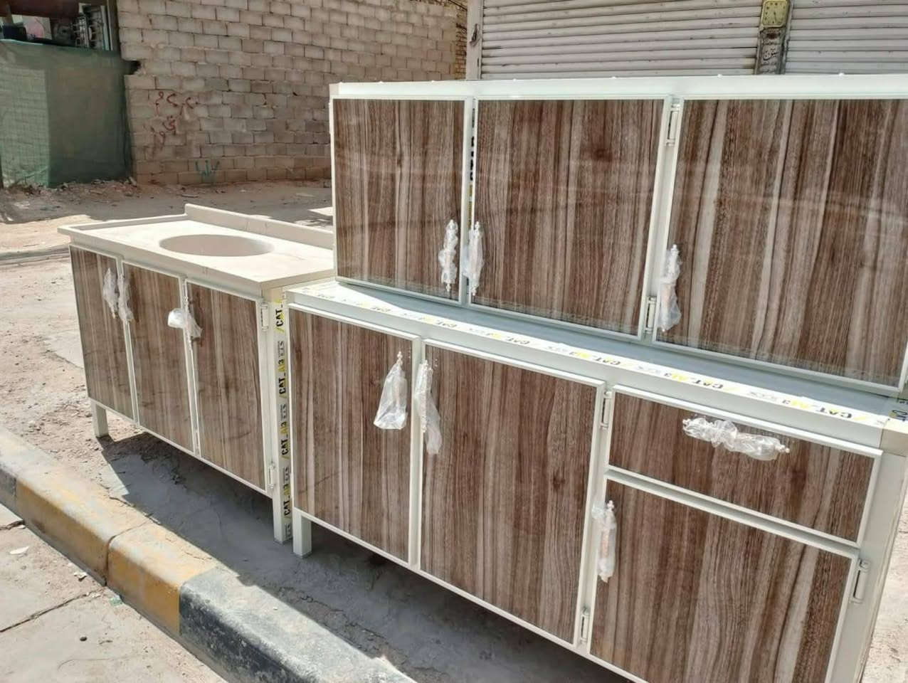 سلام عليكم كاونترات ثلاث قطع سنك متر و 20 ميز وملحق متر ونص يوجد توصيل بكروه عنوان كربلاء حي العباس رقم ***********
