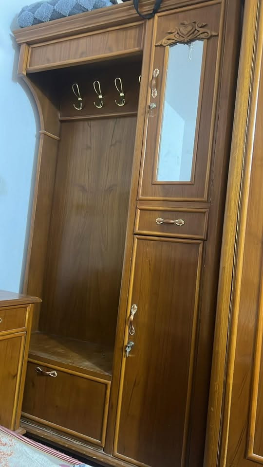 غرفه تزكام درجه أولى ثكيله نظيفه مثل ما واضح بالصور سويناها بمليون و600نريدها ب900وبيها مجال اليريدها يعلق وادخله خاص أو يتصل ع الرقم ***********
