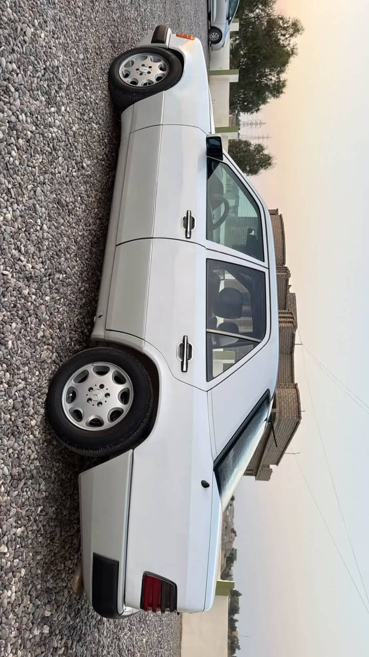 مارسيدس موديل 1992 سيارة بلادية وجديد
محرك vvt 2500
سيارة فول مواصفات
 فتحة سقف
 كشن كهرباء 
داخل صاج 
كشانة جلد بلادي 
كير ومحرك شرط تبريد ثلج 
السعر 58 وبي مجال ويرهم مراوس بـ BMW 
للأستفسار اكثر 
***********
***********
