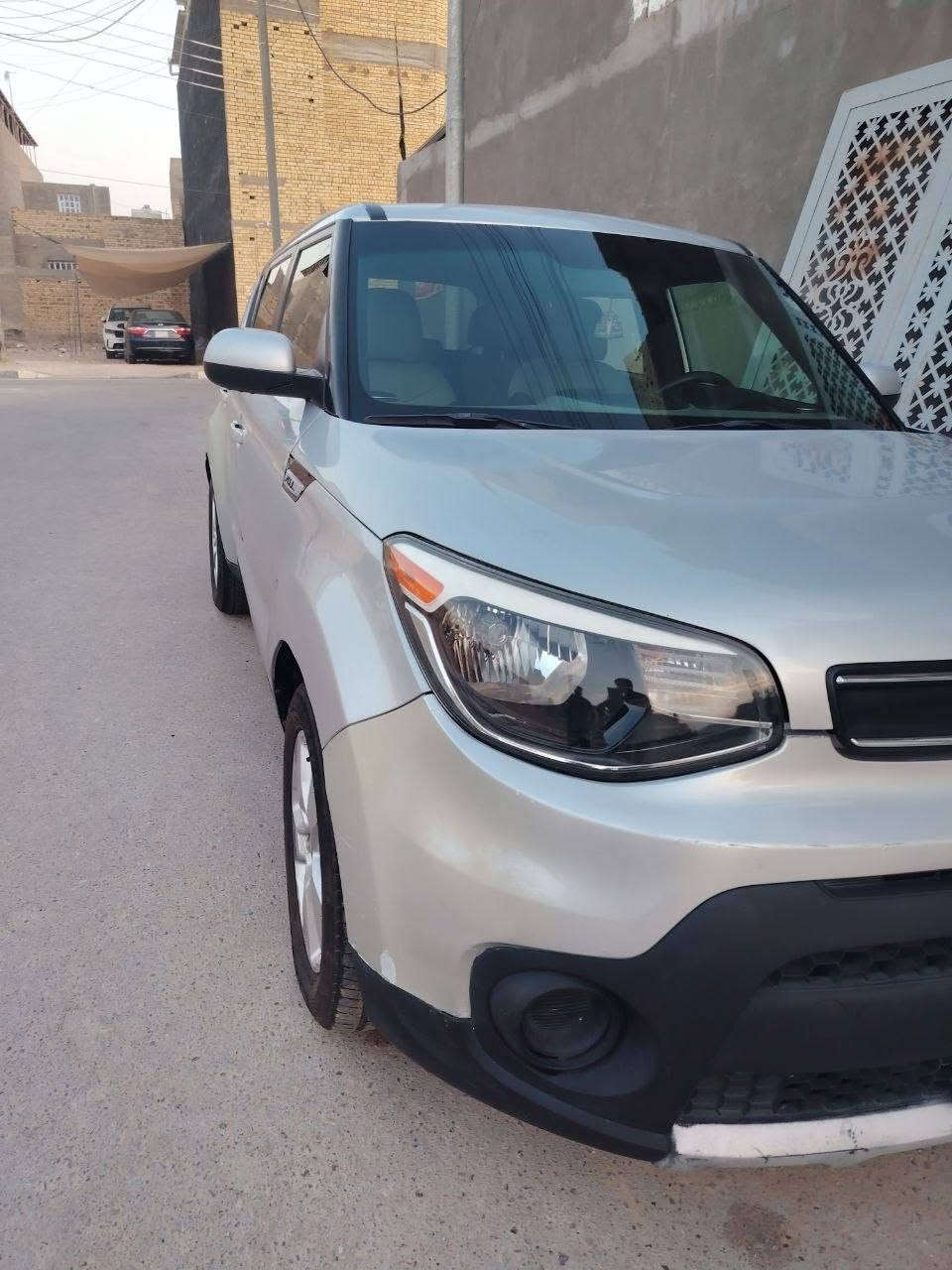 السلام عليكم
للبيع كيا صول موديل 2017 مكينه 1600
 وارد امريكي حادثها گدام فقط الجاملغ الامامي جهه الراكب مبدل والباقي بيها جراد بالجاملغ الوره والباب من امريكا موضح كلشي بالصور 👇 
السياره بدون صبغ وجاهزه
 تخم تاير جديد توه مبدلهن
بطاريه امرون الاصليه
عبوه و فيت بم كامله 
تبريد ثلج
ماشيه ٣٣
رقم اربيل السنويه منتهيه وراعي السنويه كردي ما موجود تكدر عندي معقب تكملها بسهوله بدون ما يحضر او من خلال دعوه
السياره ما عليها شي لا حجز و لا مطلوبه فقط سنويه منتهيه وراعيها ما موجود
سعرها 90 وبيها مجال بسيط 
للاستفسار هذه رقمي  و موجود واتساب هم 👇
***********

