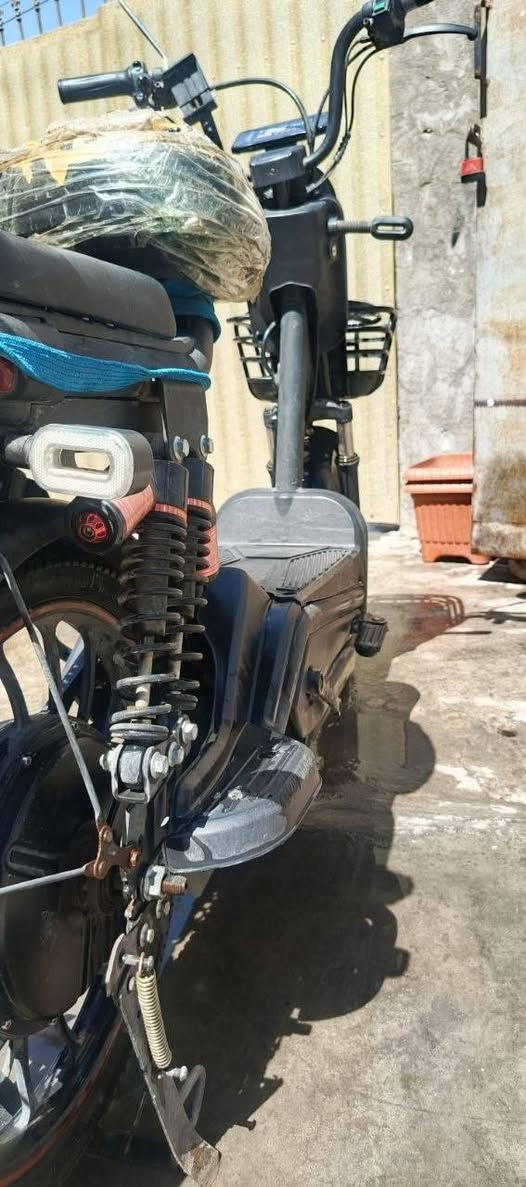 السلام عليكم
دراجه شحن للبيع 4بطاريات سرعه 60حقيقي الدراجه كلش نضيفة أحلى من الصور هورن شغال الايت شغال همين حجم 28 كامله ما بيها أي نقوصات كامله من كل النواحي بس الكشن مالتها مشكك تريد تغلفه تريد تبدله تريد تخلي على حالته تبقى يم المشتري السعر مالتها 275وبيها مجال للشراي مكاني بغداد الدورة للتواصل واتساب فقط ***********
