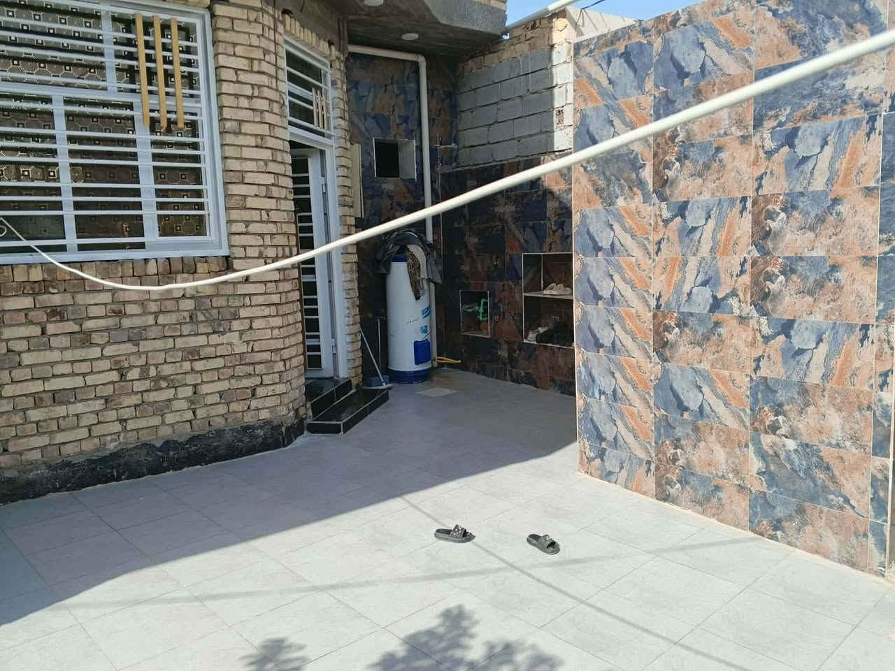 سلام عليكم بيت لبيع في حي الامين الاول ملعب شهيد جمال الاول المساحه 200متر يبعد عن شارع العام 150متر  طابقين بنيان 2025السعر خاص ***********
