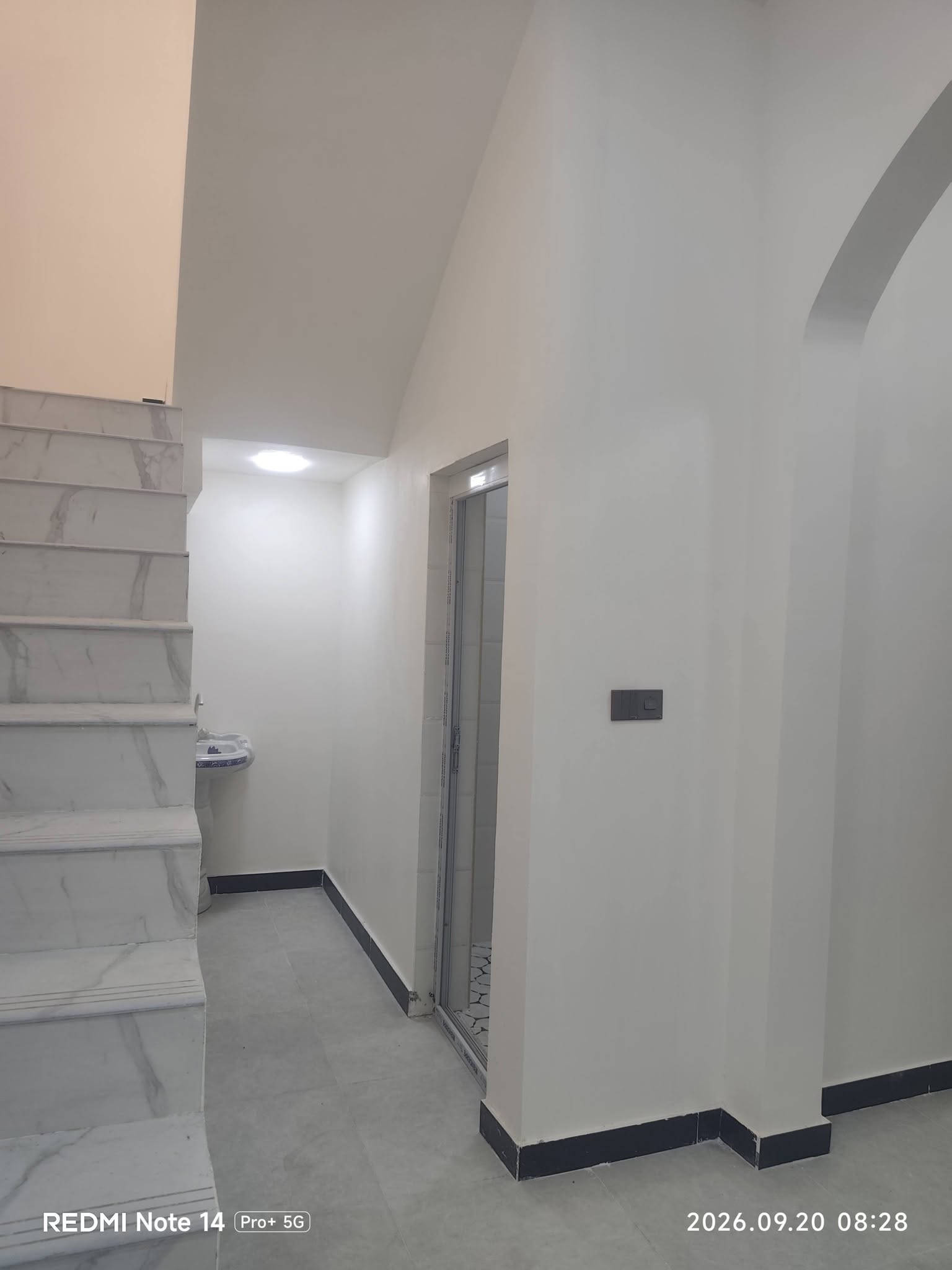 بيت للبيع 145 متر - بناء حديث 🏠الموقع: الجزيرة الثالثة - اليوبه- شارع الرحمة.الشارع: عريض (٨ متر).نوع السند: زراعي صرف سند 25.البيت يحتوي على:غرفتين نوم.ديوانية للخطار.صالة ومطبخ.كراج للسيارة.حمام وتواليت داخلي + تواليت خارجي.الخدمات: كاملة (ماء + كهرباء + مجاري). #دار# الجزيره.   ***********

نص مكتوب في الصور:
- REDMI NOTE 14 Pro+ 5G 2026.09.20 08:30
- REDMI Note 14 Pro+ 5G 2026.09.20 08:29
- REDMI Note 14 Pro+ 5G 2026.09.20 08:28