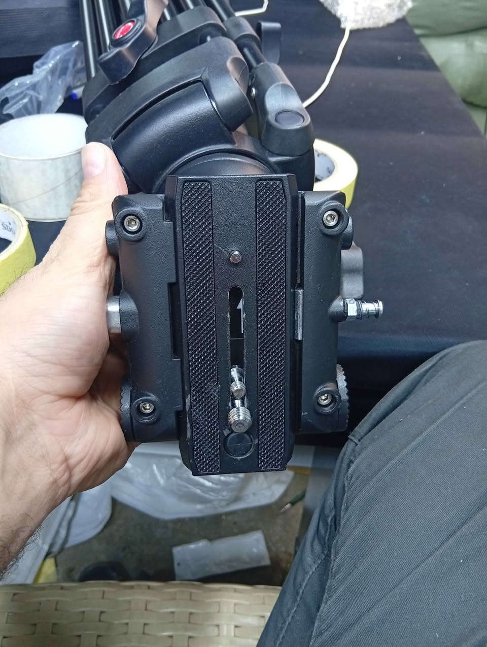 ستاندی پرۆفێشناڵی کامێرا و ڤیدیۆ (Heavy Duty Tripod)
ستاندێکی زۆر پتەو و قورس، تایبەت بە کاری ڤیدیۆگرافی، تۆمارکردنی بۆنە، ڕووماڵ و ستۆدیۆ.
تایبەتمەندییەکان:
 * جۆری سەر (Fluid Video Head): سەری هایدرۆلیکی نەرم بۆ جووڵەی (Pan & Tilt) بێ هیچ لەرزین و تەکانێک.
 * پلیتی خێرا (Quick Release Plate): بەستنەوە و لێکردنەوەی زۆر خێرای کامێرا بە دوو پیچی قەبارە جیاواز.
 * قاچی دەبڵ لوولە: لە ماددەی کانزایی بەهێز دروستکراوە کە بەرگەی کامێرای قورس دەگرێت و جێگیرییەکی تەواو بە کامێراکە دەدات.
 * کلیپس و قفڵی بەهێز بۆ بەرزکردنەوە و ڕێکخستنی باڵا بەپێی پێویست.
 * دۆخ: زۆر خاوێن و بێ کێشە، بەستەر و جووڵەکانی تەواو تەندروستن.
 * نرخ: 85 هەزار
 *********** دار بنديهكان, السليمانية
