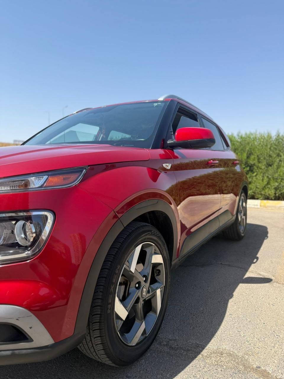 🚗 للبيع: هيونداي فينو (Hyundai Venue) موديل 2023 - فول مواصفات 🚗
​سيارة قمة بالنظافة، اقتصادية جداً، ومجهزة بجميع مواصفات الراحة والأمان، جاهزة للاستخدام والتحويل المباشر.
​أبرز المواصفات:
​الموديل واللون: 2023 - أحمر مميز.
​المحرك والقير: 4 سلندر سعة 1.6L اقتصادي جداً مع قير أوتوماتيك ناعم.
​الشاشة والتقنيات: شاشة وسطية تدعم آبل كاربلاي وأندرويد أوتو + عدادات ديجيتال بالكامل.
​المقصورة: مقاعد جلد وقماش مميزة بحالة الممتاز.
​أنظمة الأمان: تنبيه النقطة العمياء، نظام كشف المسار، مانع تصادم، وكاميرا خلفية مع خطوط توجيهية.
​الإضافات: تشغيل بصمة، دخول ذكي، ويل أوفر 17 إنش، سكك سقف، ومثبت سرعة.
​الحالة والضرر:
​صبغ بنيد فقط (حادث سطحي بسيط).
​كفالة شاصي، لغود، وأيرباجات سليمة.
​بشرط الفحص (مكينة، قير، كهرائيات).
​السعر والتواصل:
​السعر المطلوب: 130 ورقة ($13٫000) - وفيها مجال بسيط للجادين بعد المعاينة.
كفالة رقم 15 ورقة.
​المكان: [اربيل]
​للتواصل: [***********] / يتوفر واتساب. أربيل, العراق
