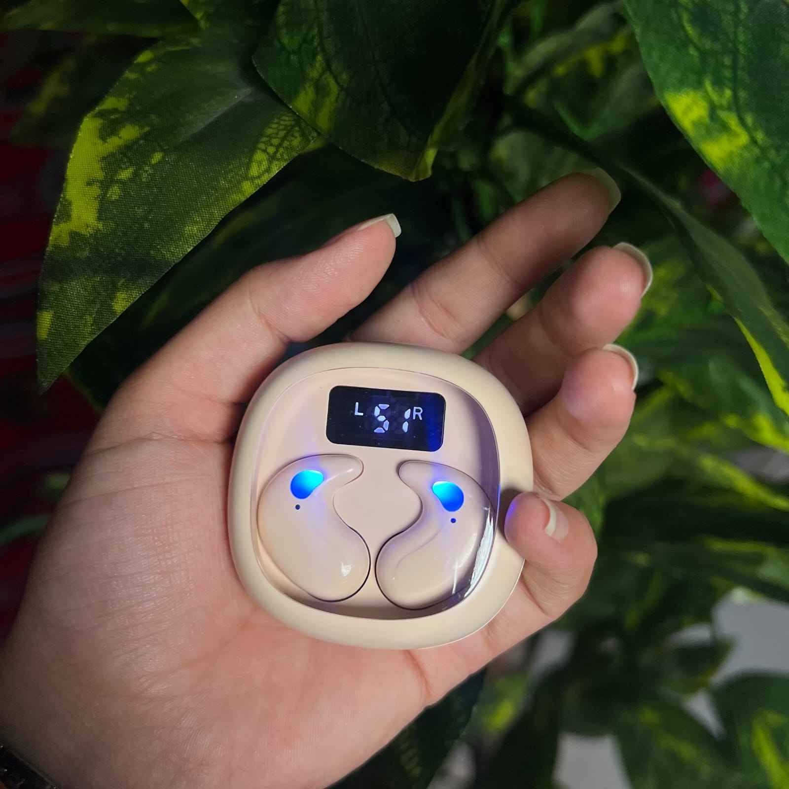 سماعة ايربود ANKER SOUNDCORE مصنعة بالذكاء الاصطناعي 

سعر الزبون 15 الف دينار

المواصفات
سماعات بلوتوث لاسلكية Anker soundcore P60i True Wireless Earbuds

استمتع بتجربة صوتية مميزة ونقية مع سماعات الأذن اللاسلكية soundcore P60i من شركة Anker، المصممة لتمنحك أداءً صوتياً قوياً ومكالمات واضحة أينما كنت.

• صوت قوي وعميق: مزودة بمكبرات صوت داخلية بمقاس 10 ملم (10mm Drivers).

• بطارية تدوم طويلاً: تمنحك حتى 10 ساعات من التشغيل المستمر للشحنة الواحدة، وتصل إلى 30 ساعة كاملة مع علبة الشحن.

• مكالمات واضحة بالذكاء الاصطناعي: مجهّزة بميكروفونين (2 Mics) مدعومة بالذكاء الاصطناعي (AI-Enhanced) لتحسين جودة ونقاء المكالمات.

• مقاومة للماء والرطوبة: السماعات تأتي بمعيار مقاومة الماء IPX5 Waterproof مما يجعلها مناسبة للاستخدام اليومي.

• الماركة: soundcore by Anker
• الموديل: P60i (Model: A3949)
• النوع: سماعات داخل الأذن لاسلكية بالكامل (True Wireless Earbuds)
• الاتصال: بلوتوث (Bluetooth)
• حجم المشغل (Driver): 10 ملم
• عمر البطارية: 10 ساعات للسماعات / 30 ساعة مع علبة الشحن
• مقاومة الماء: معيار IPX5

محتويات العلبة:
• سماعات soundcore R50i / P60i
• علبة الشحن (Charging Case)
• كابل شحن نوع (USB-C Cable)
منتج أصلي 🔥
للأمان والمصداقية، يحق لك فحص المنتج قبل الدفع للمندوب. 📦✅"
توصيل بغداد 3 محافظات 5  🚚
للحجز راسل خاص واتساب
( ***********     ) بغداد, العراق
